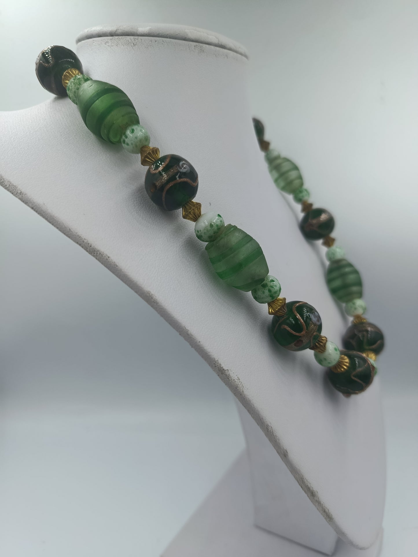 Grüne Glasperlenkette mit goldfarbenen Akzenten im Vintage Boho Stil