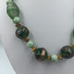 Grüne Glasperlenkette mit goldfarbenen Akzenten im Vintage Boho Stil