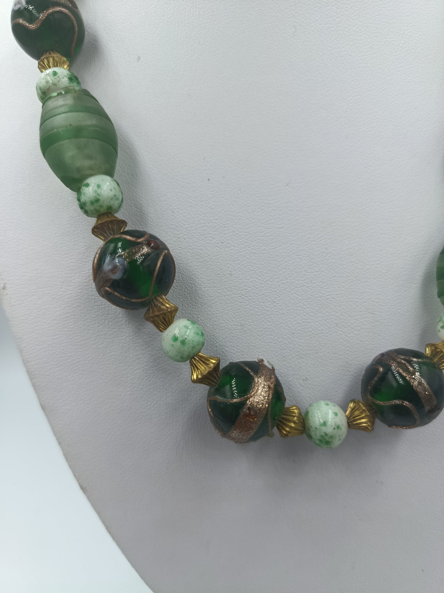 Grüne Glasperlenkette mit goldfarbenen Akzenten im Vintage Boho Stil