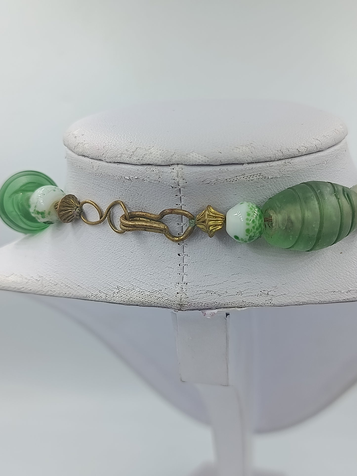 Grüne Glasperlenkette mit goldfarbenen Akzenten im Vintage Boho Stil