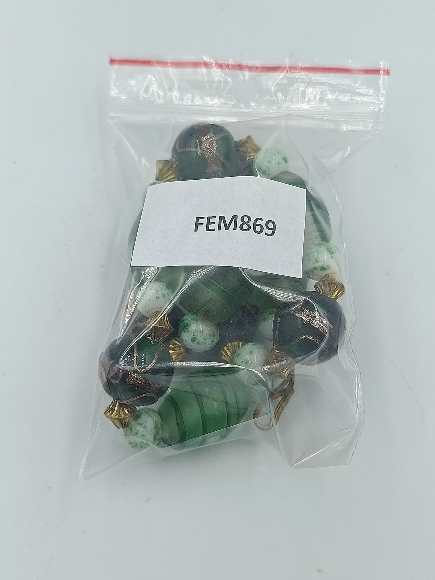 Grüne Glasperlenkette mit goldfarbenen Akzenten im Vintage Boho Stil