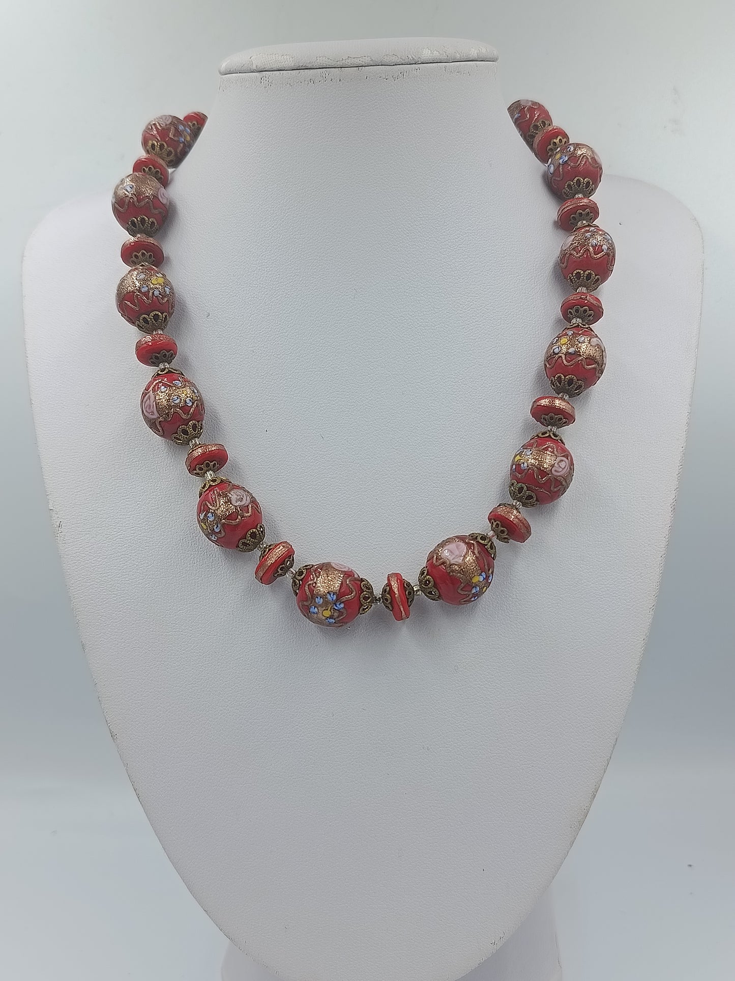 Rote Glasperlenkette mit goldenen Verzierungen und Emailleblumen im Vintage Stil