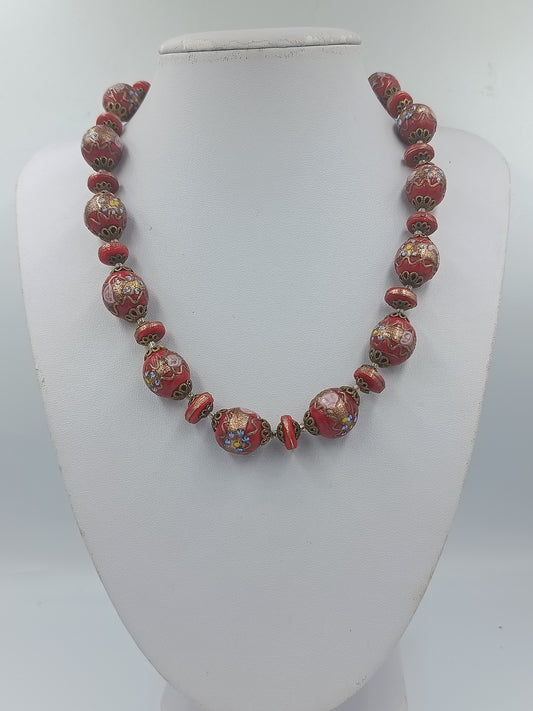 Rote Glasperlenkette mit goldenen Verzierungen und Emailleblumen im Vintage Stil