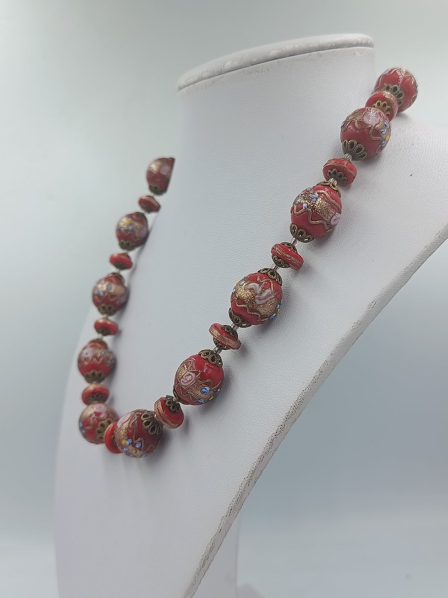 Rote Glasperlenkette mit goldenen Verzierungen und Emailleblumen im Vintage Stil