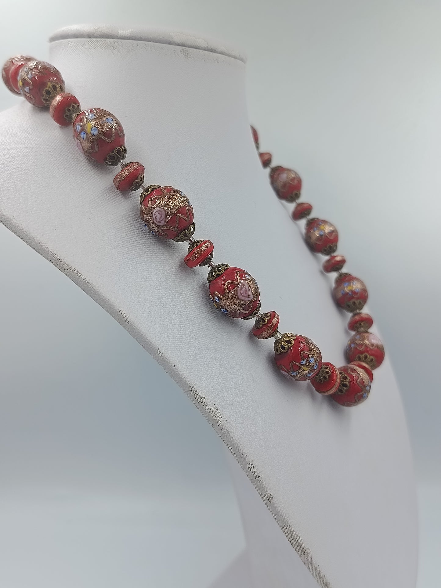 Rote Glasperlenkette mit goldenen Verzierungen und Emailleblumen im Vintage Stil