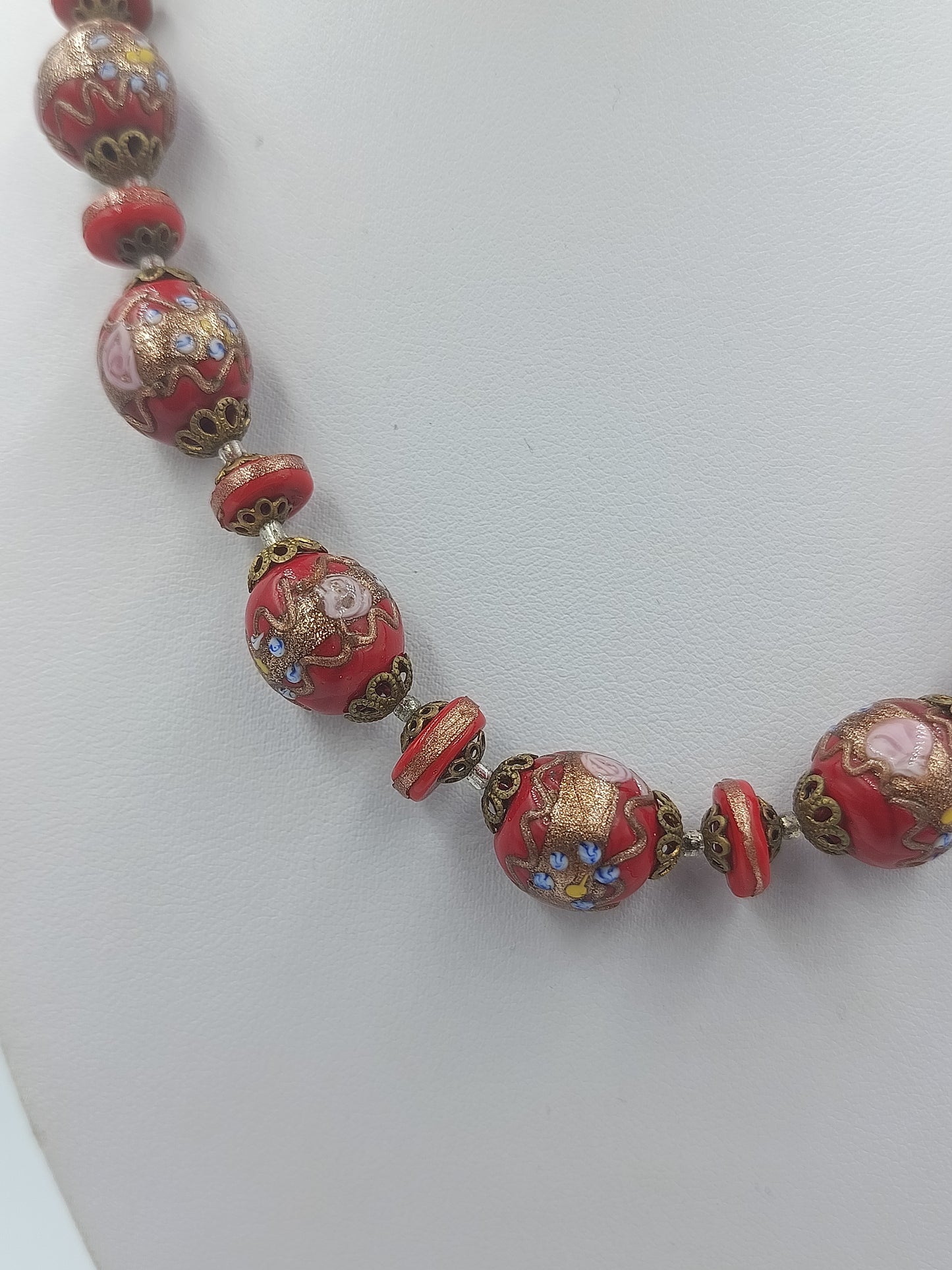 Rote Glasperlenkette mit goldenen Verzierungen und Emailleblumen im Vintage Stil