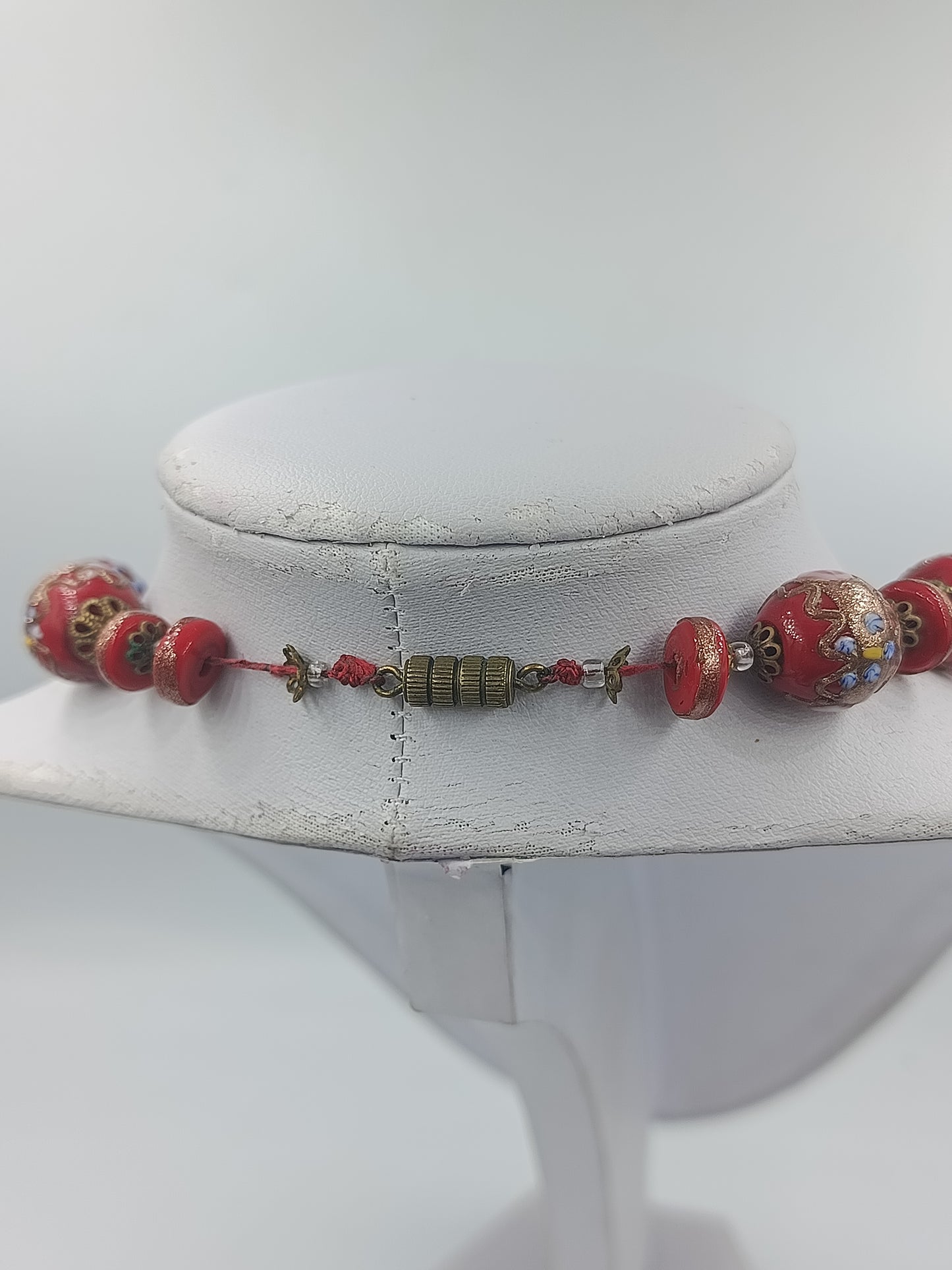 Rote Glasperlenkette mit goldenen Verzierungen und Emailleblumen im Vintage Stil