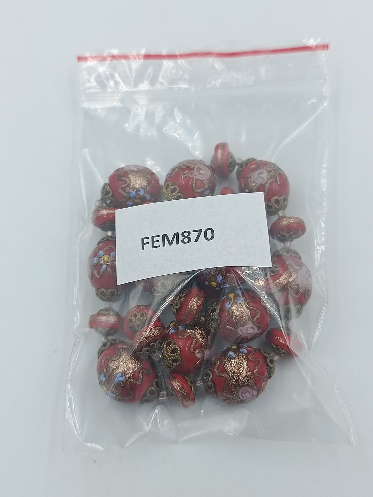 Rote Glasperlenkette mit goldenen Verzierungen und Emailleblumen im Vintage Stil