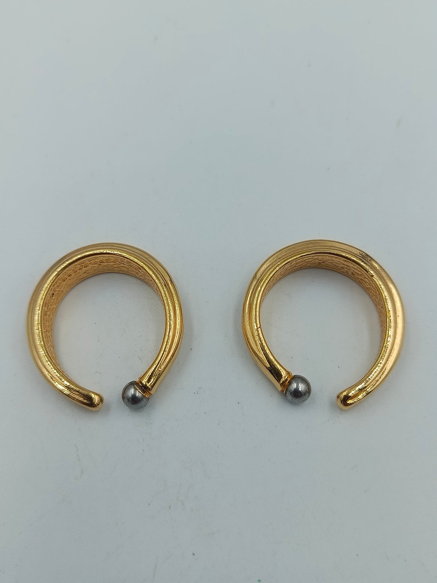 Vergoldete Creolen mit silberfarbenen Kugelenden im modernen Design