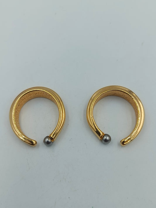 Vergoldete Creolen mit silberfarbenen Kugelenden im modernen Design