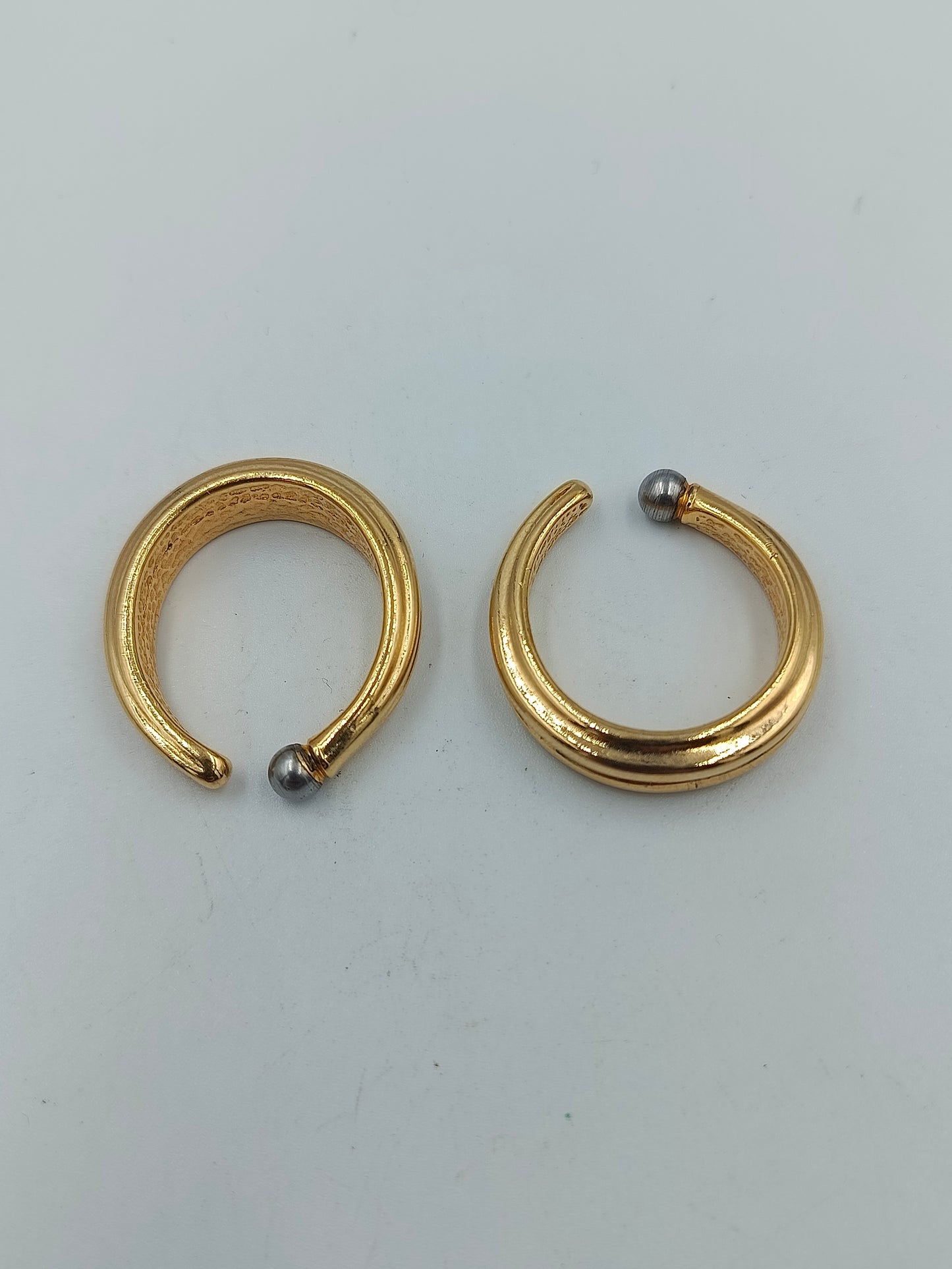 Vergoldete Creolen mit silberfarbenen Kugelenden im modernen Design