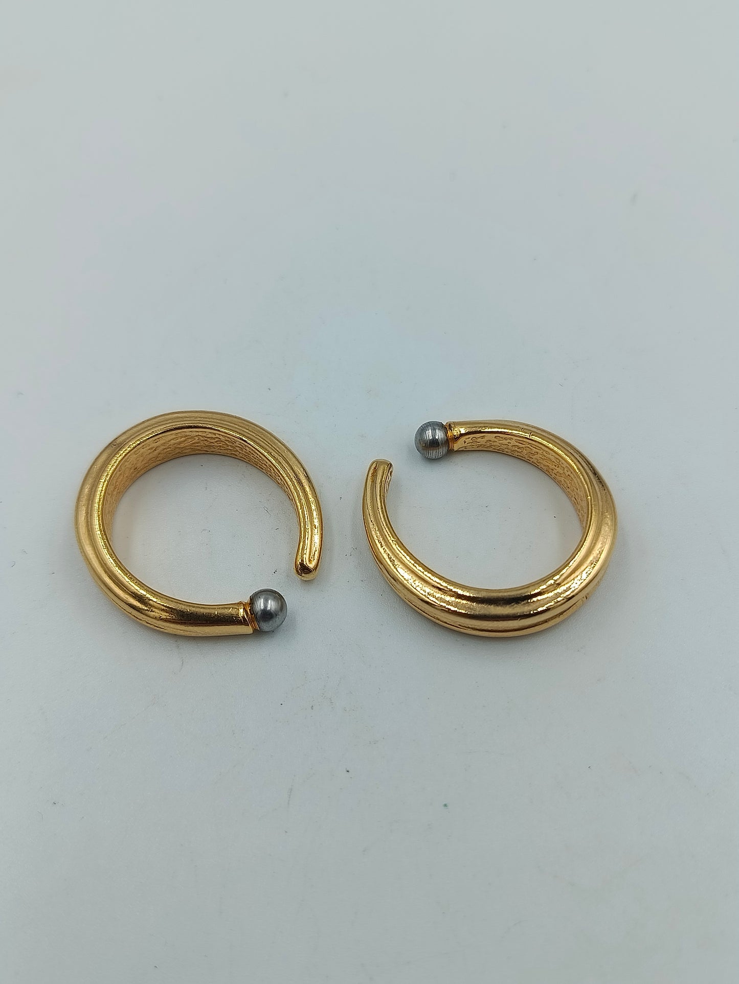 Vergoldete Creolen mit silberfarbenen Kugelenden im modernen Design