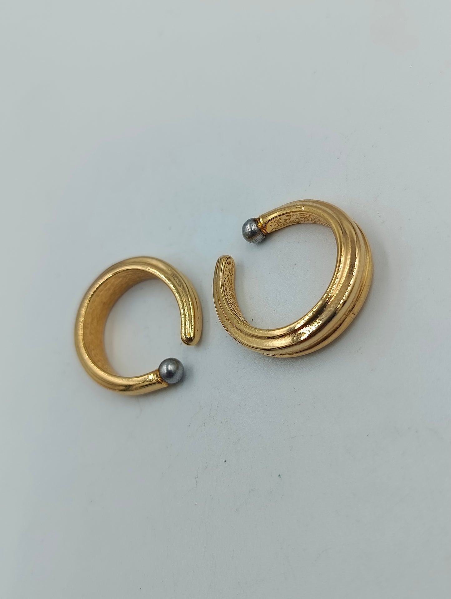 Vergoldete Creolen mit silberfarbenen Kugelenden im modernen Design