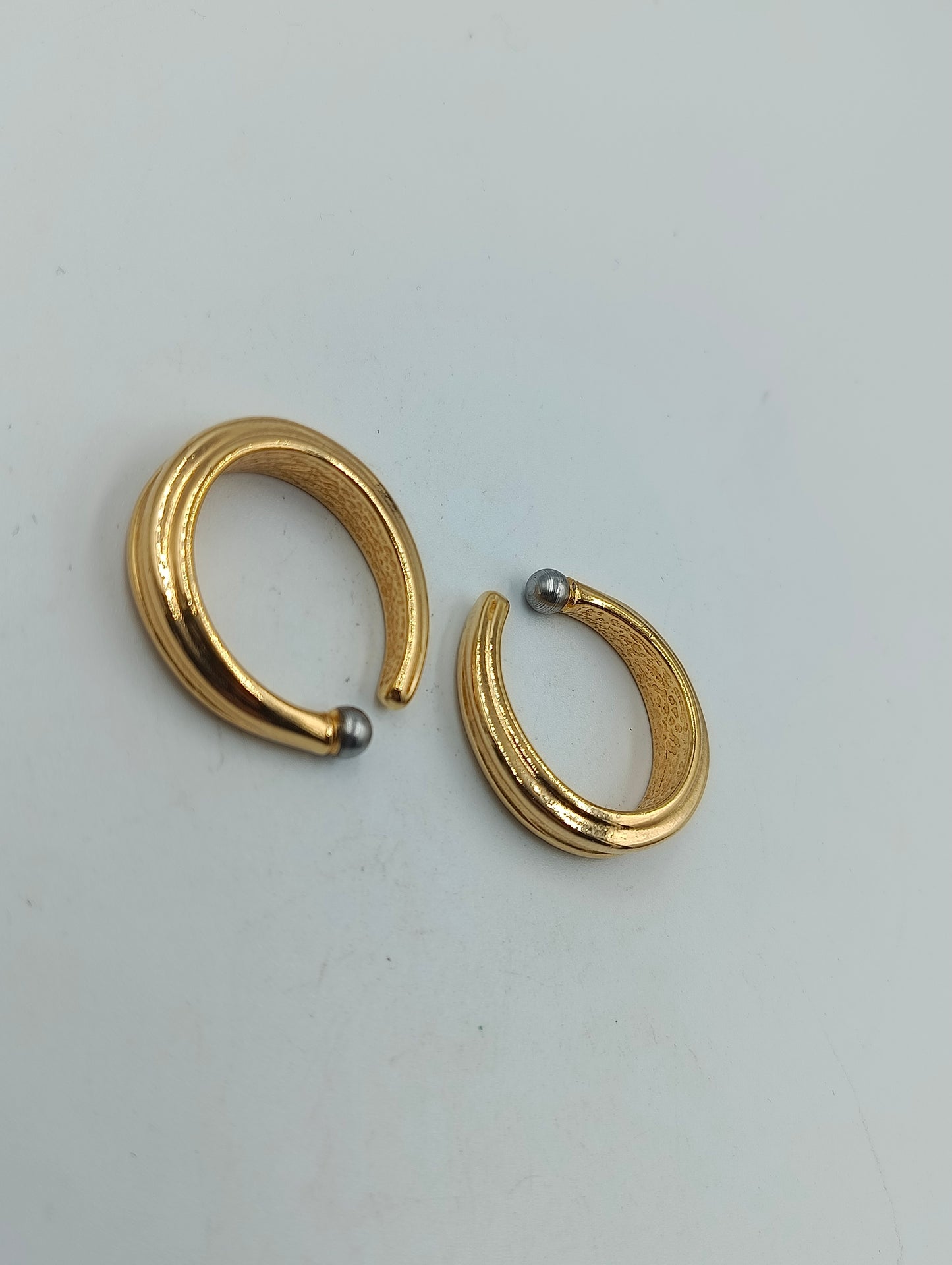 Vergoldete Creolen mit silberfarbenen Kugelenden im modernen Design