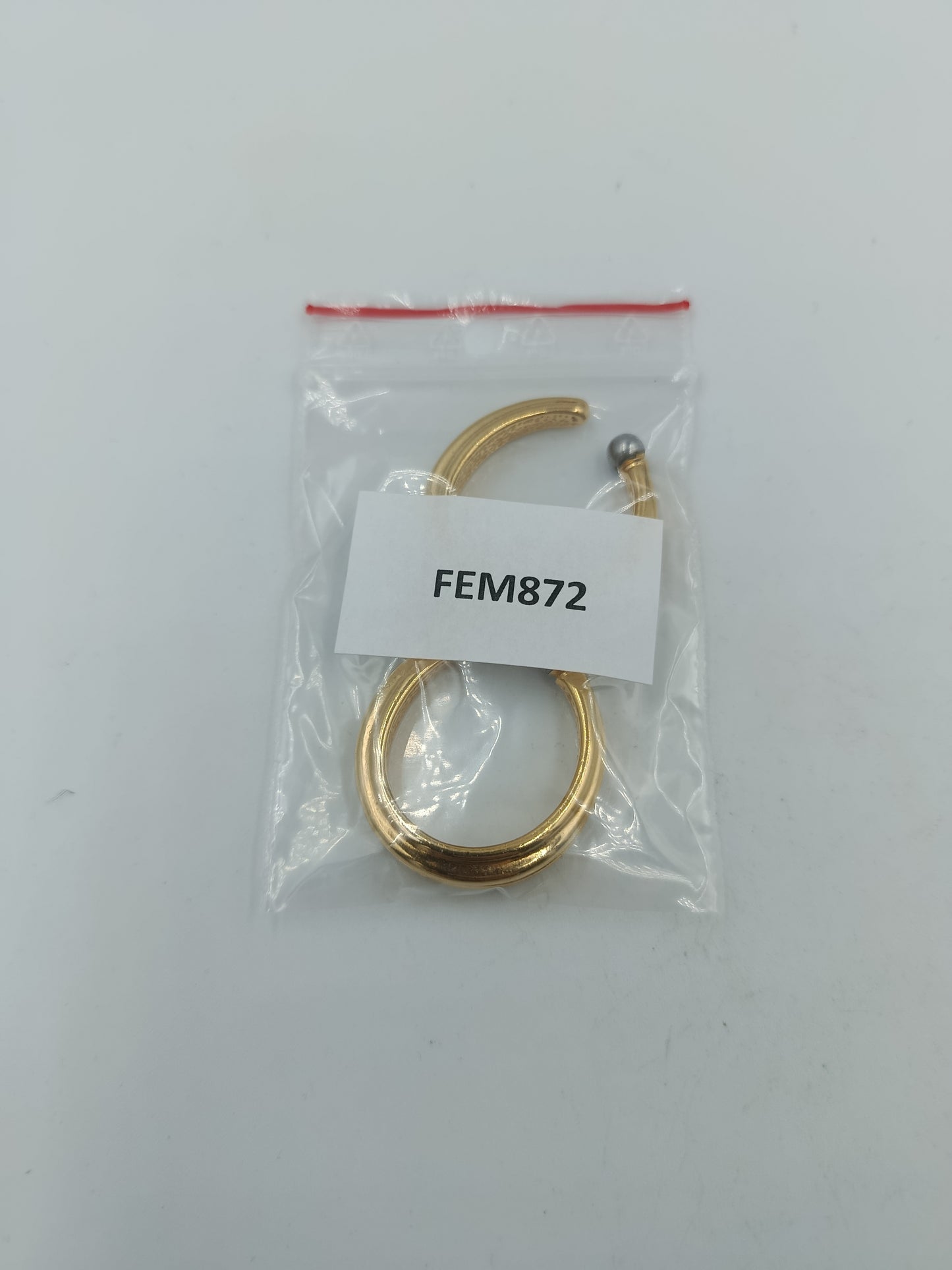 Vergoldete Creolen mit silberfarbenen Kugelenden im modernen Design