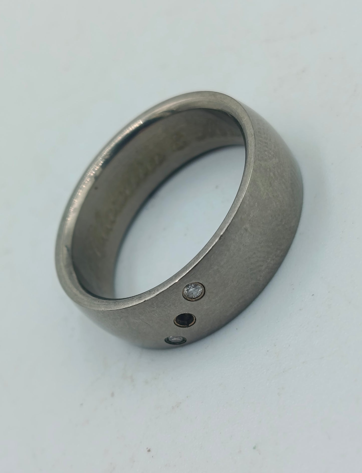 Titan Ring mit Gravur Claudia &amp; Marko und Zirkonia Steinen Größe 58