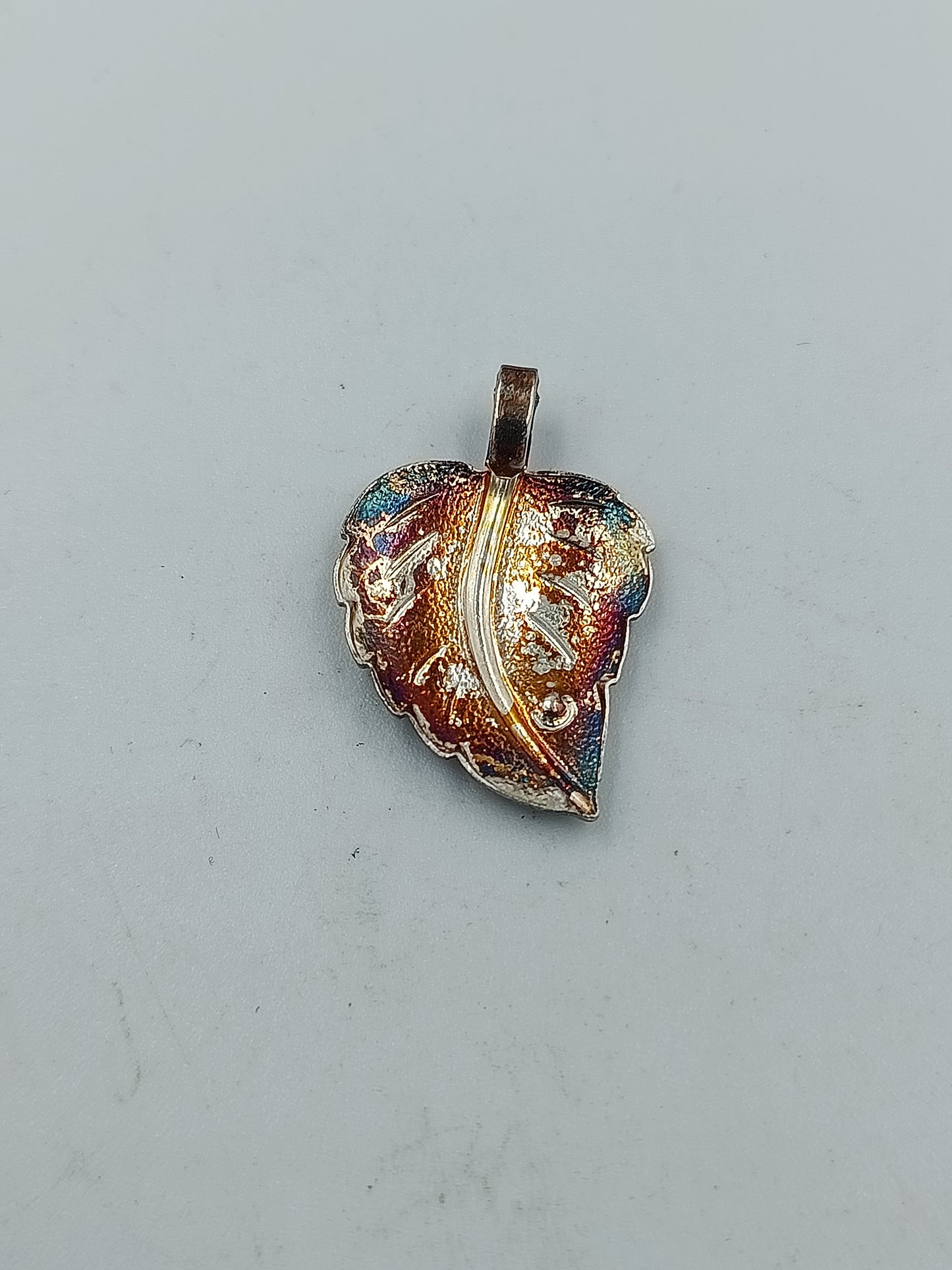 Silber Anhänger in Blattform mit Farbverlauf und Stein
