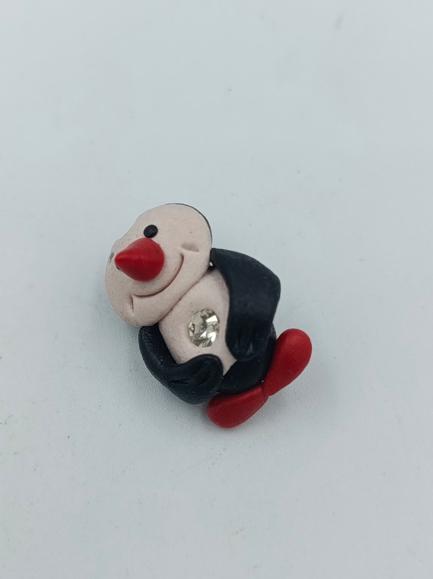 Handgefertigte Pinguin Brosche mit Strassstein Polymer Clay