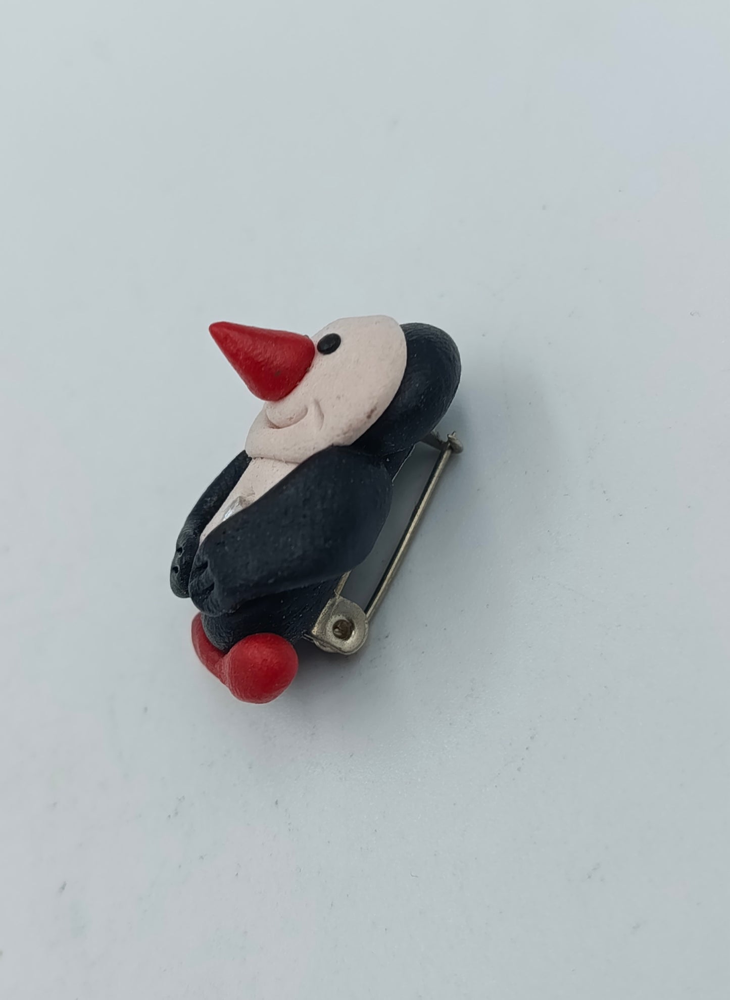 Handgefertigte Pinguin Brosche mit Strassstein Polymer Clay