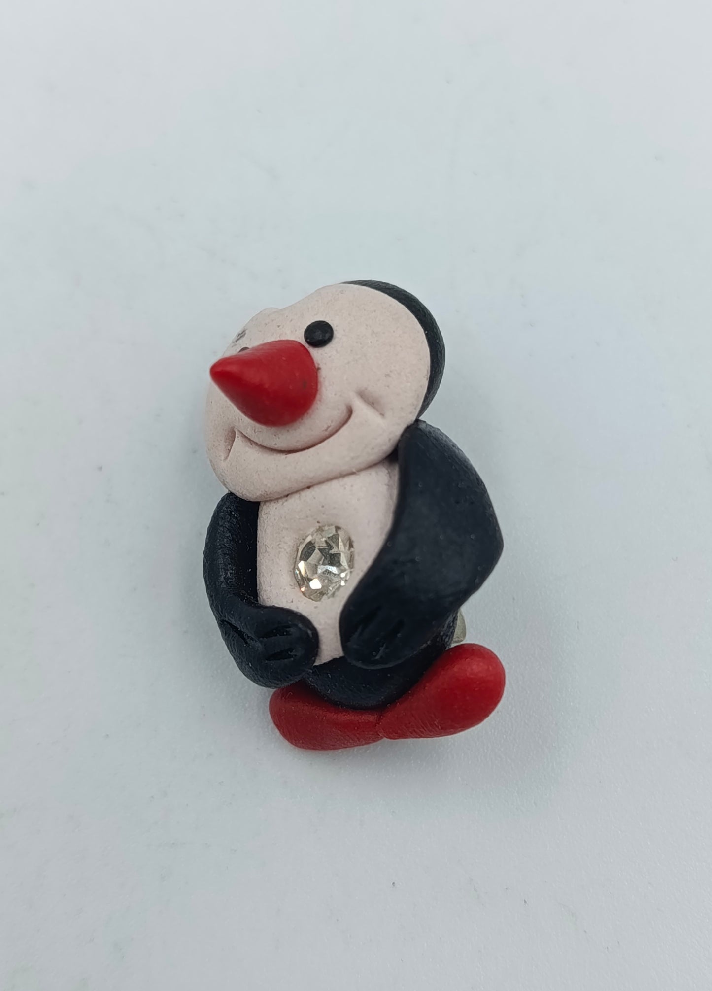 Handgefertigte Pinguin Brosche mit Strassstein Polymer Clay