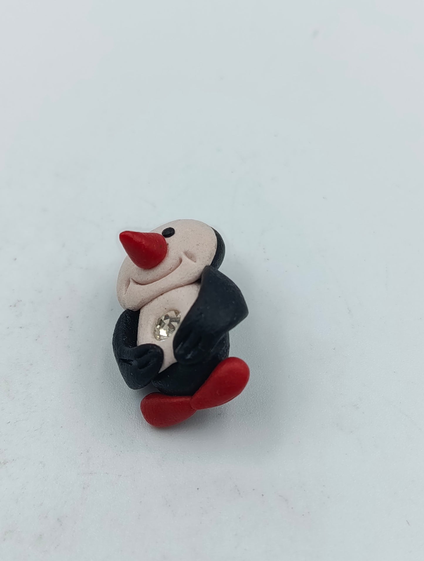 Handgefertigte Pinguin Brosche mit Strassstein Polymer Clay