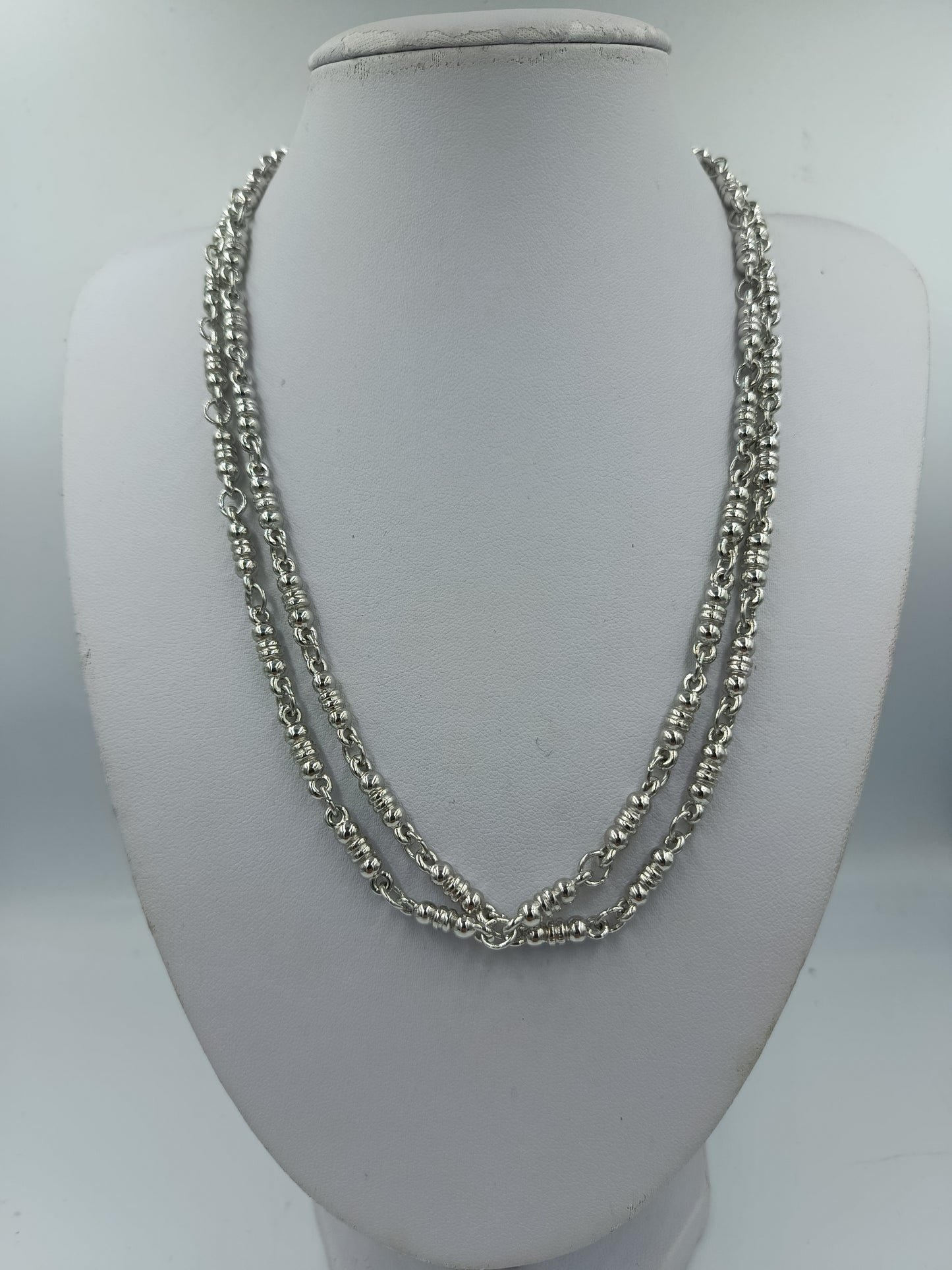 Silberfarbene Kugelkette in einem Antiken Stil