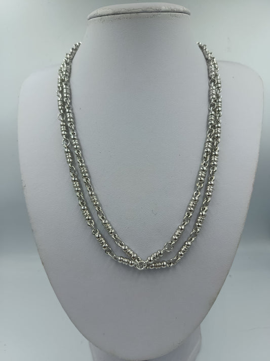 Silberfarbene Kugelkette in einem Antiken Stil