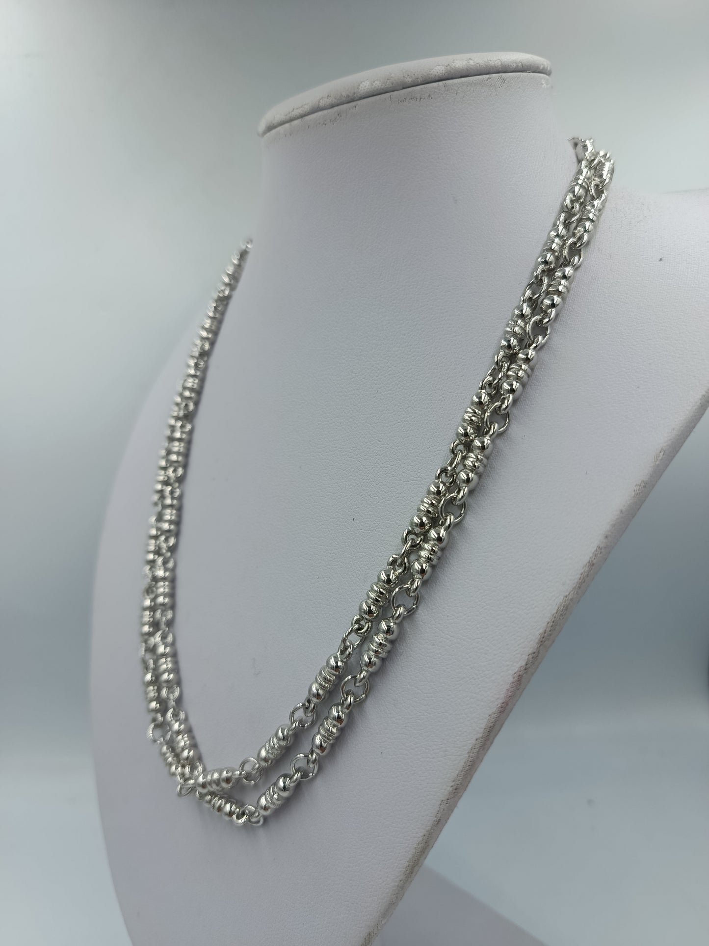 Silberfarbene Kugelkette in einem Antiken Stil