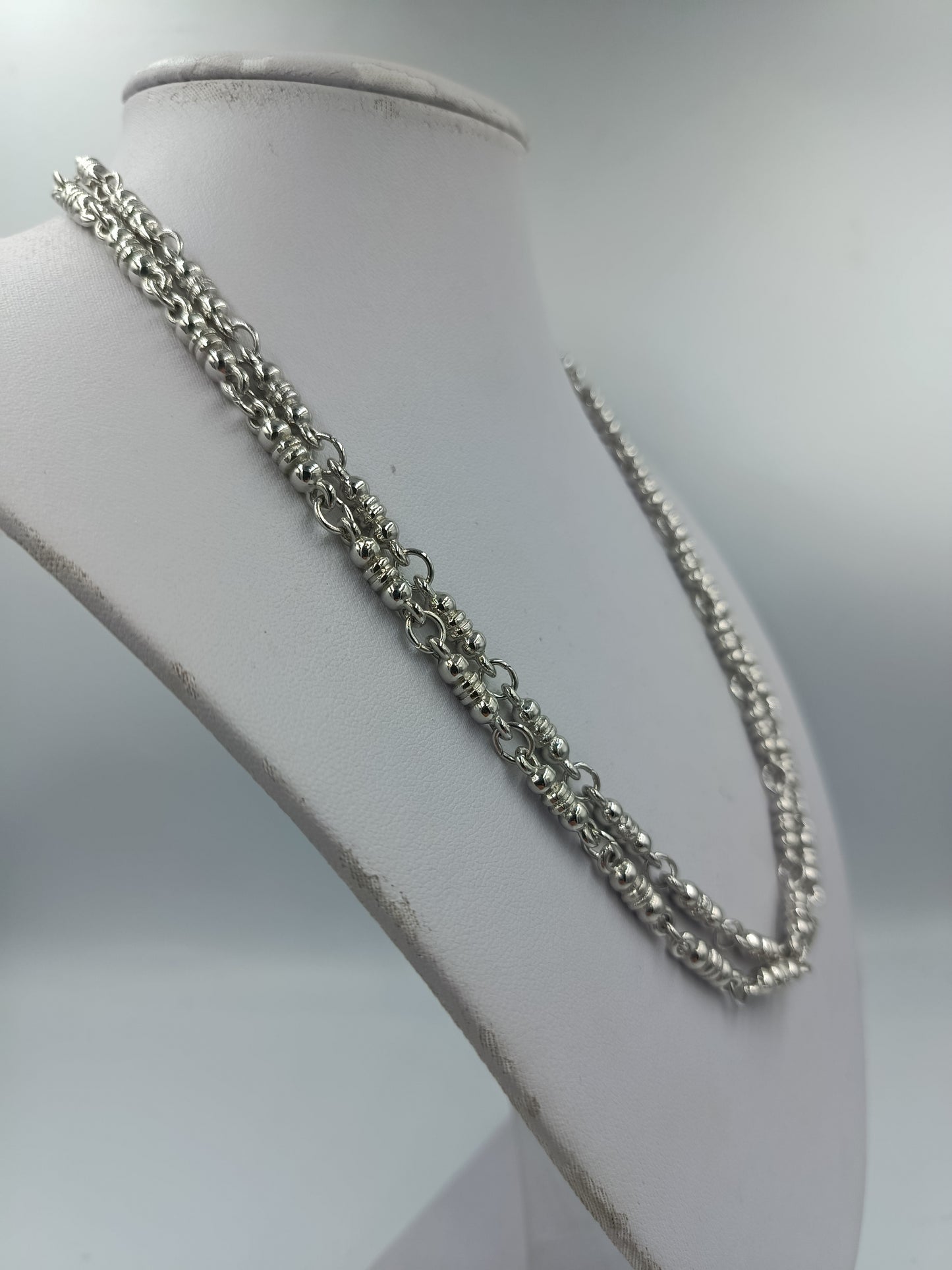 Silberfarbene Kugelkette in einem Antiken Stil