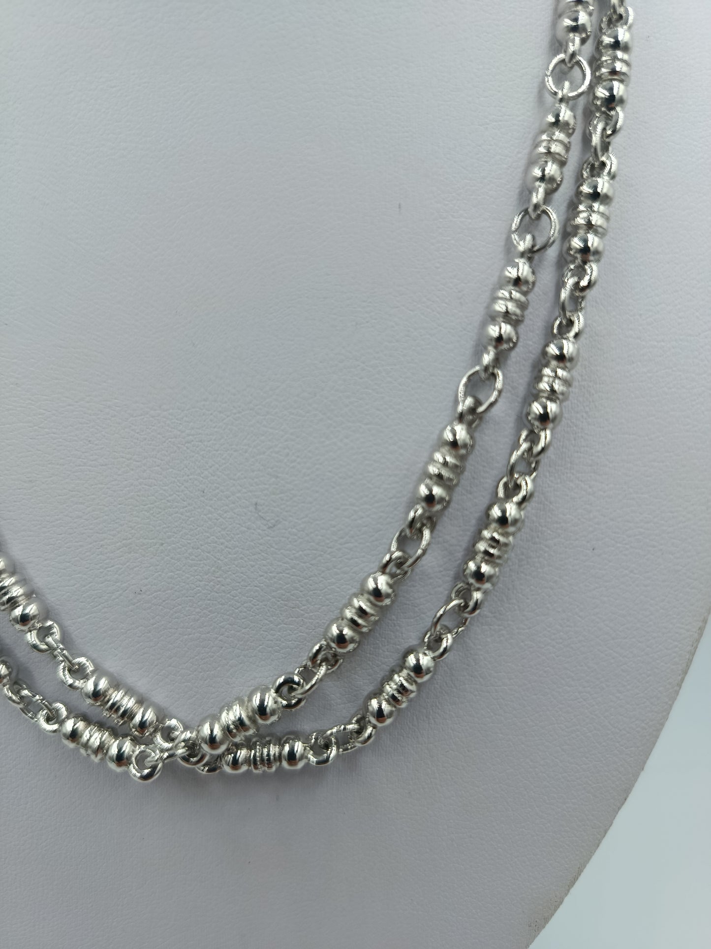 Silberfarbene Kugelkette in einem Antiken Stil