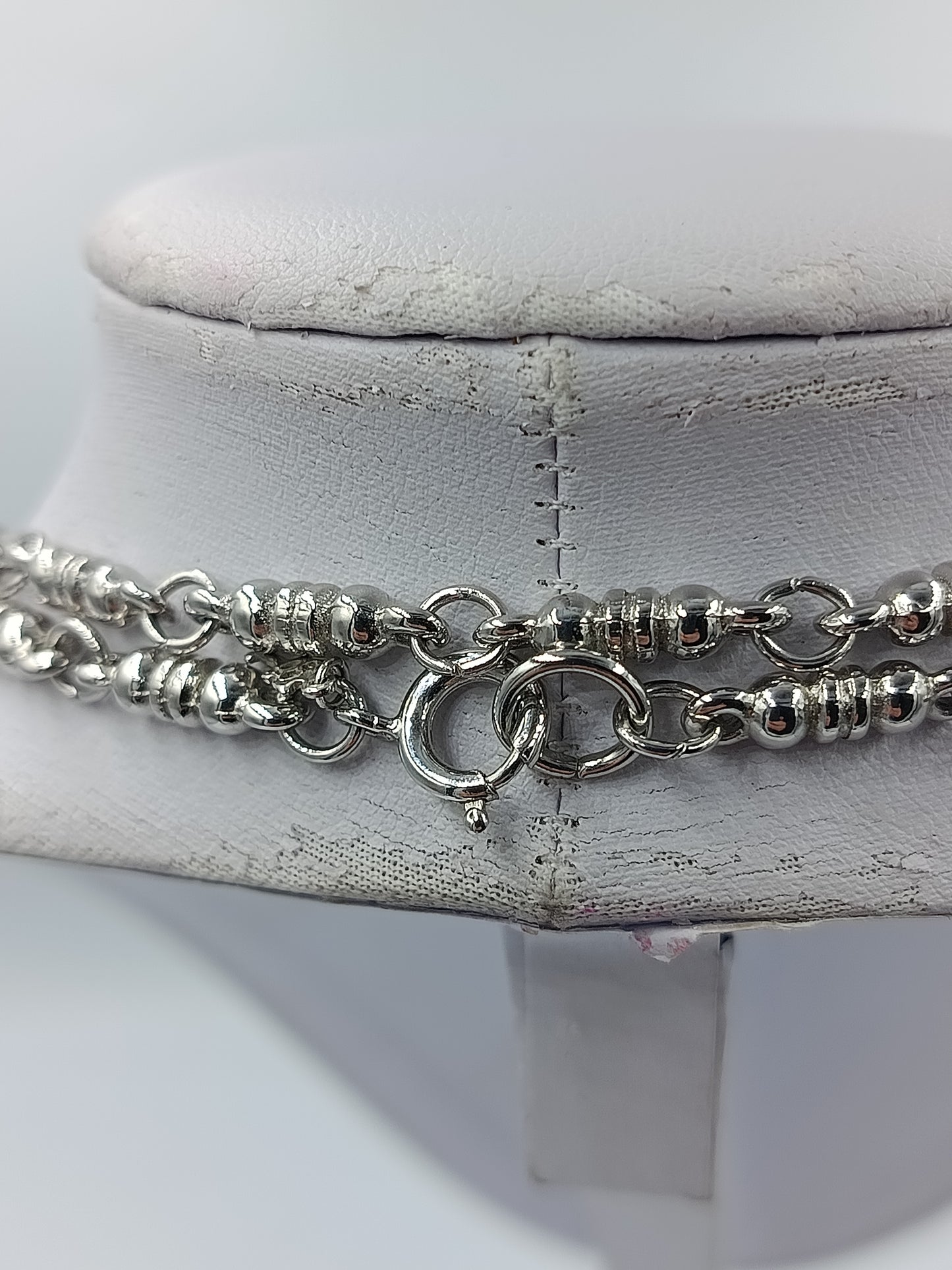 Silberfarbene Kugelkette in einem Antiken Stil