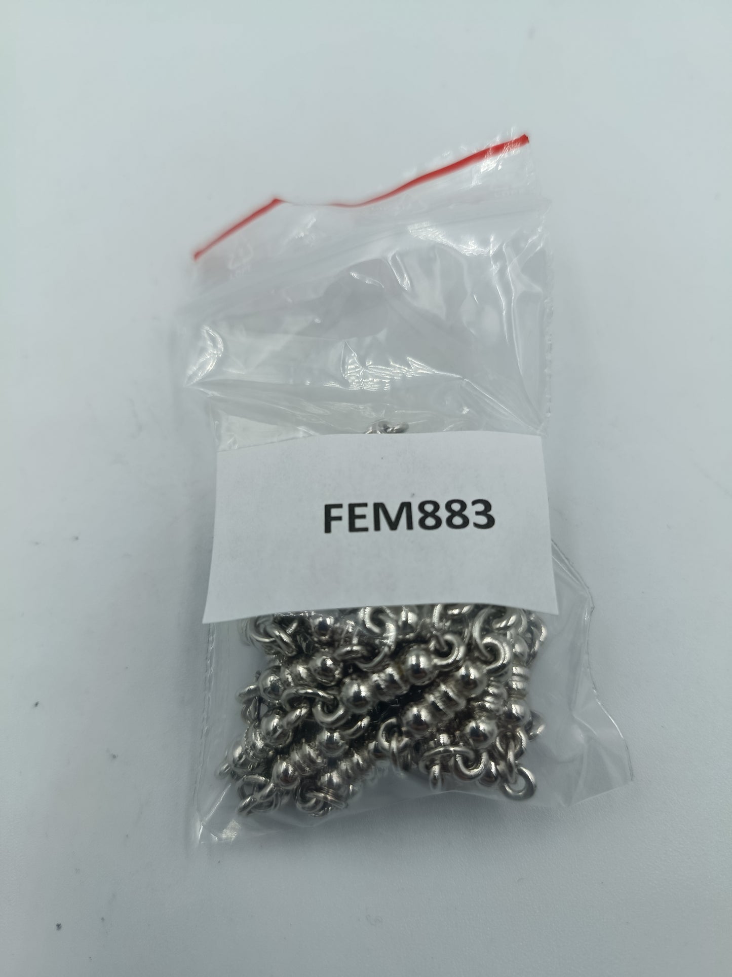 Silberfarbene Kugelkette in einem Antiken Stil