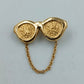 Goldfarbene Brillen Brosche mit Kette Vintage Retro Schmuck