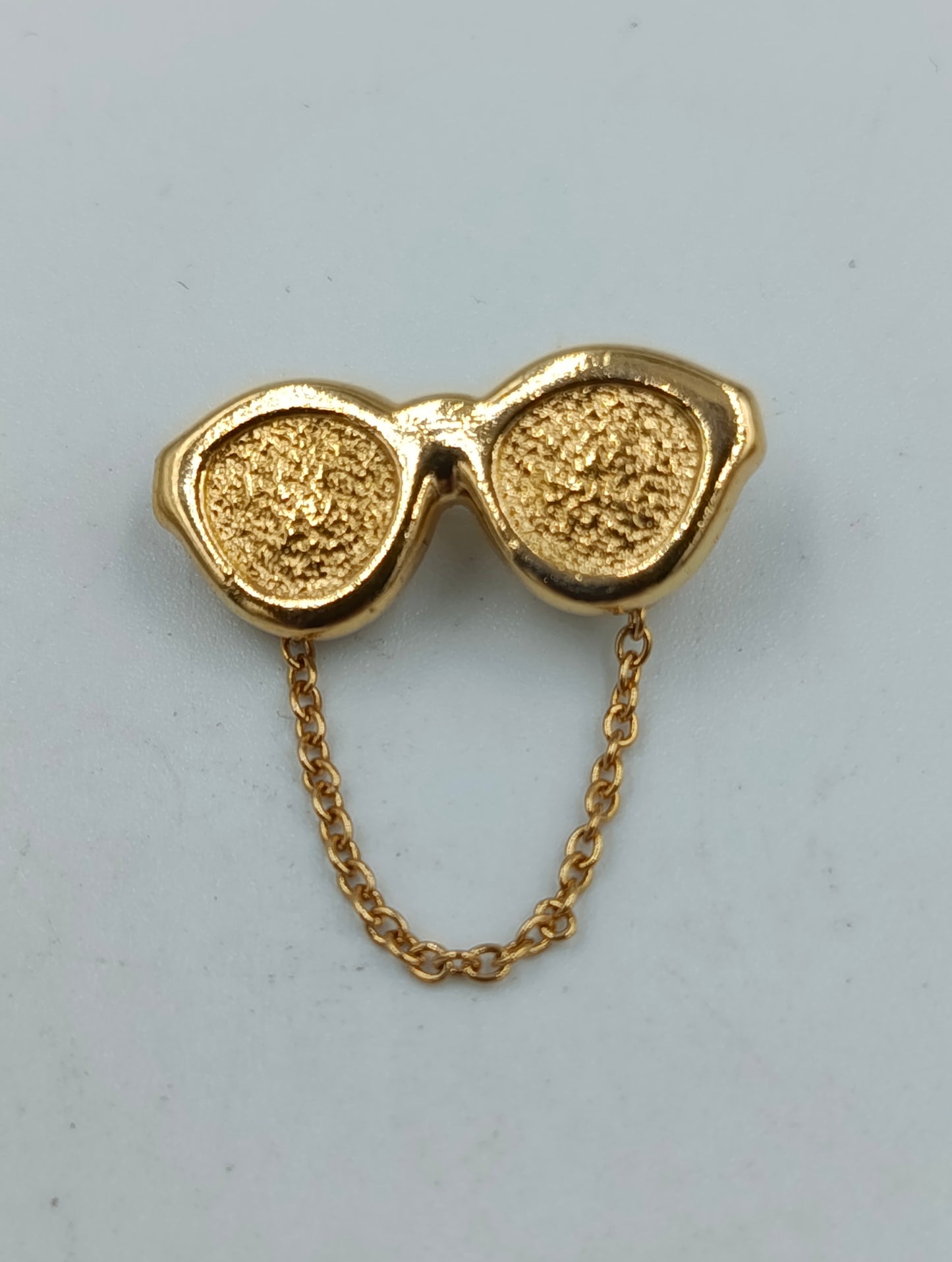 Goldfarbene Brillen Brosche mit Kette Vintage Retro Schmuck