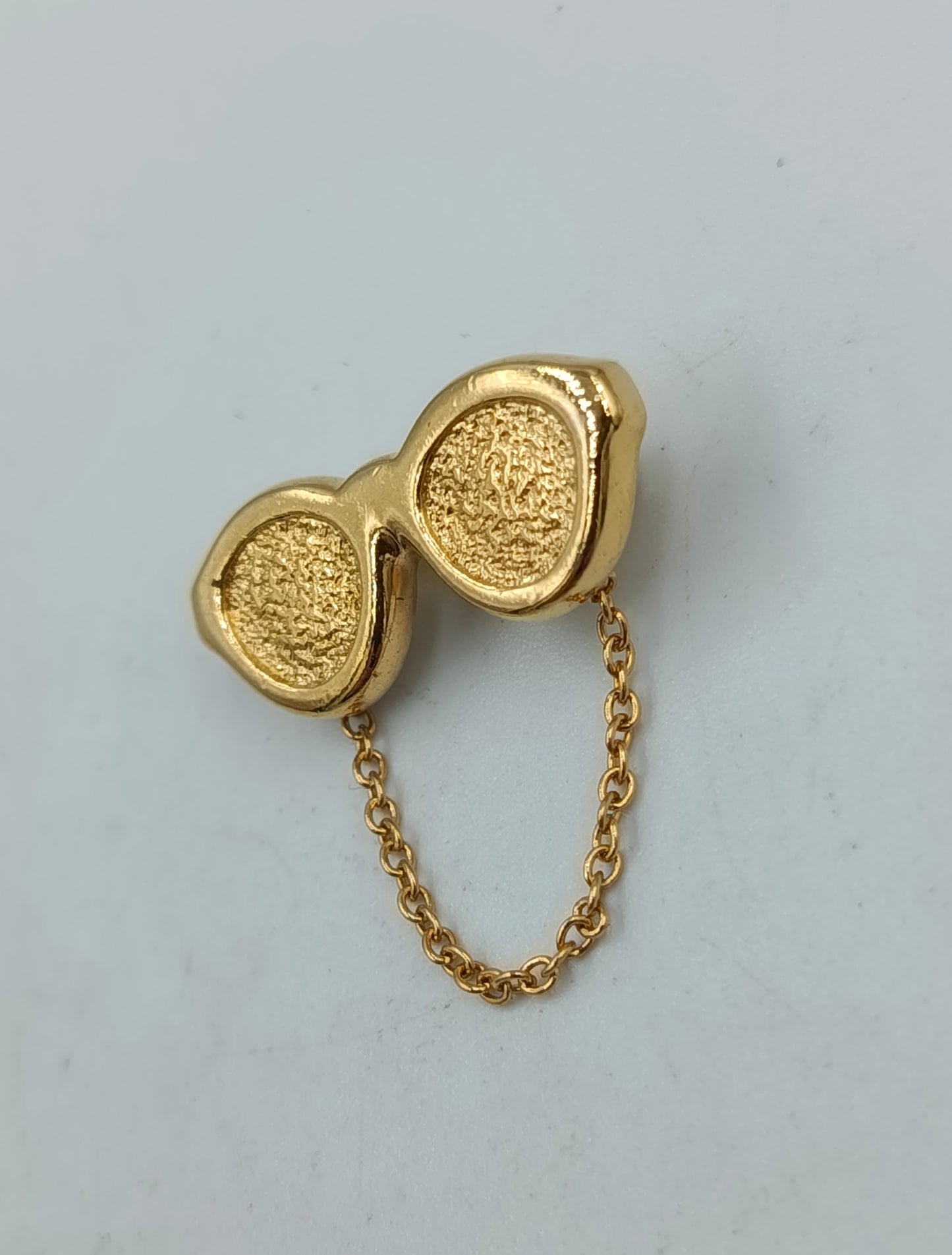 Goldfarbene Brillen Brosche mit Kette Vintage Retro Schmuck