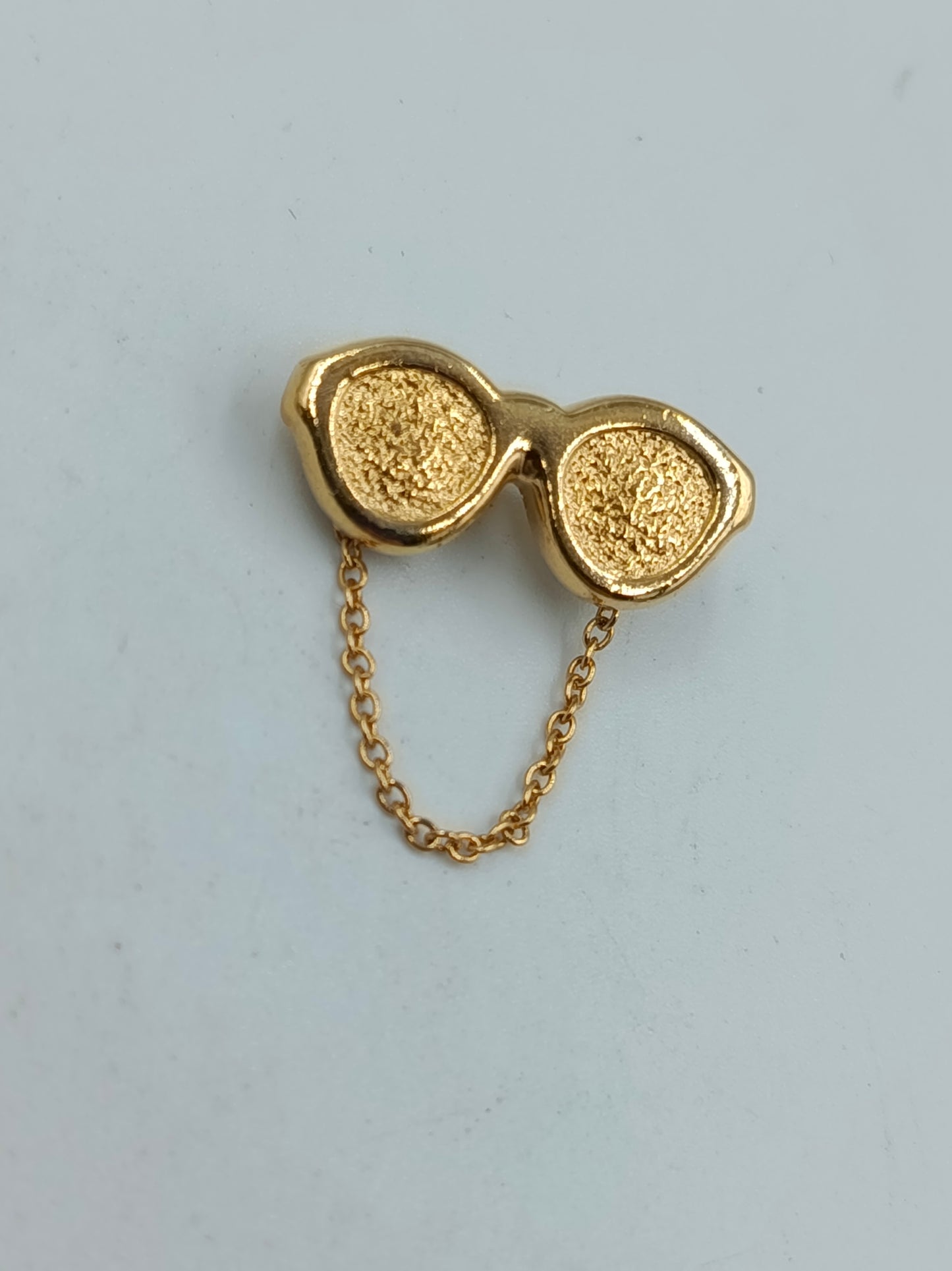 Goldfarbene Brillen Brosche mit Kette Vintage Retro Schmuck
