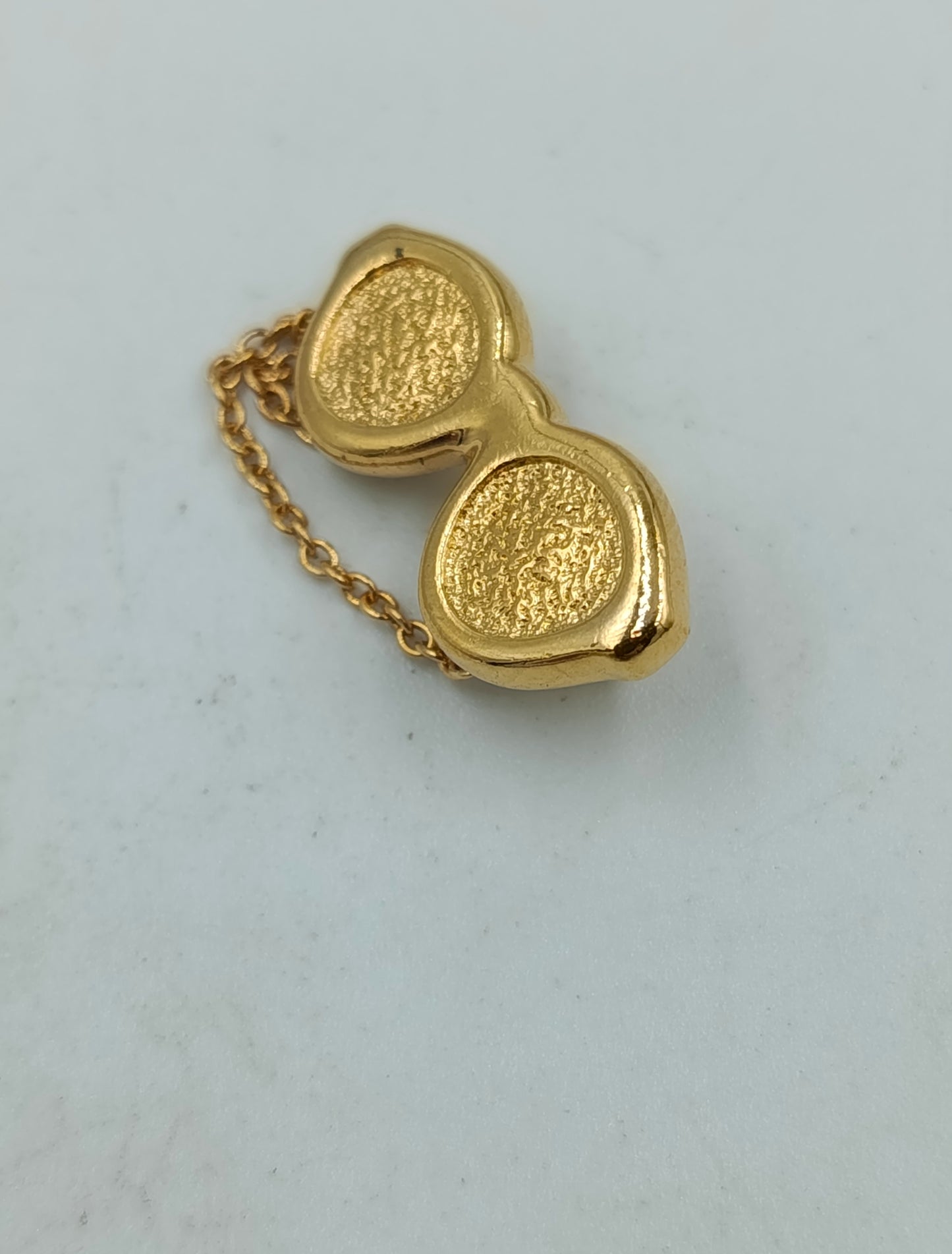 Goldfarbene Brillen Brosche mit Kette Vintage Retro Schmuck