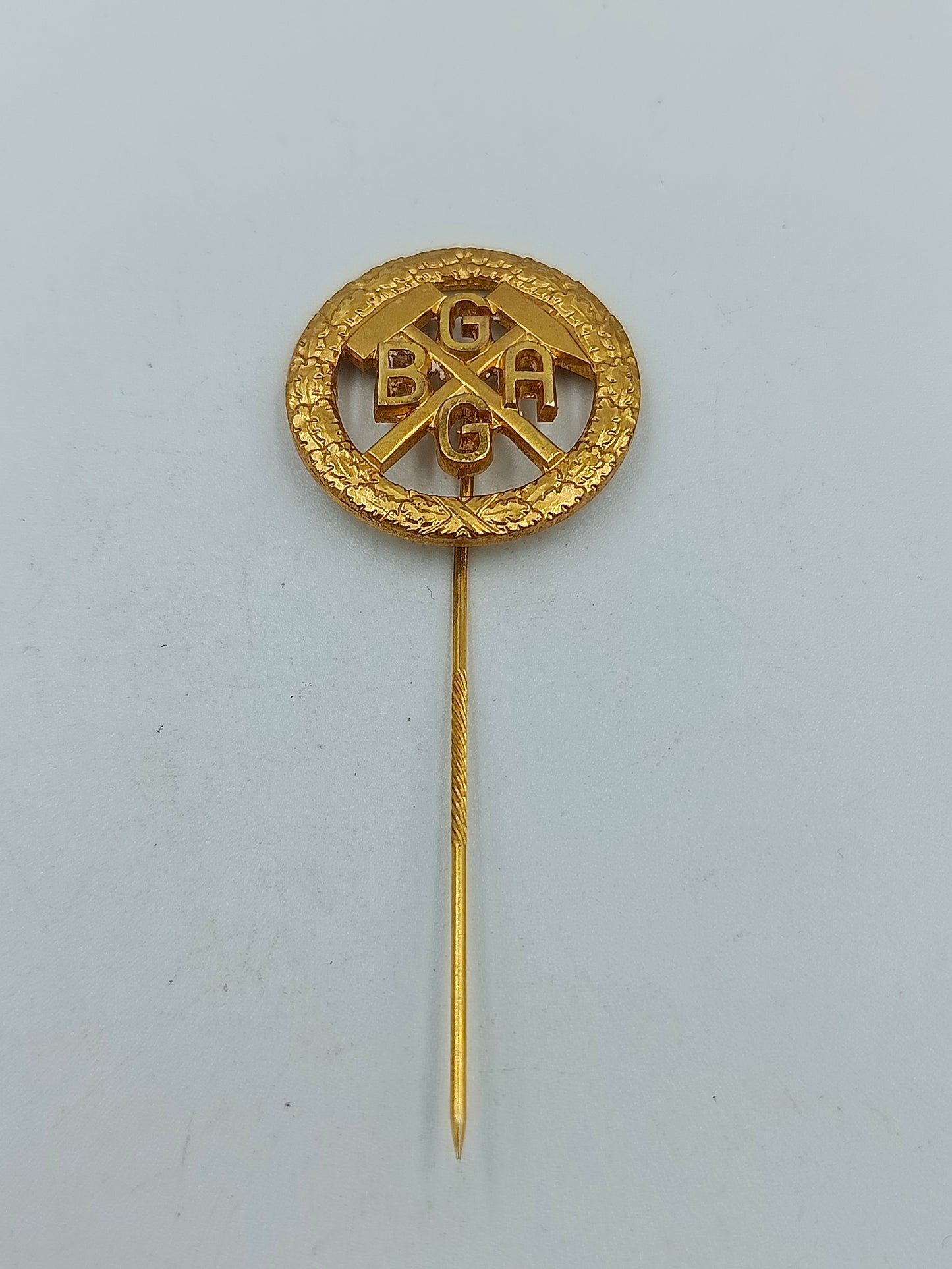 Goldfarbene BGAG Anstecknadel mit gehämmertem Rand