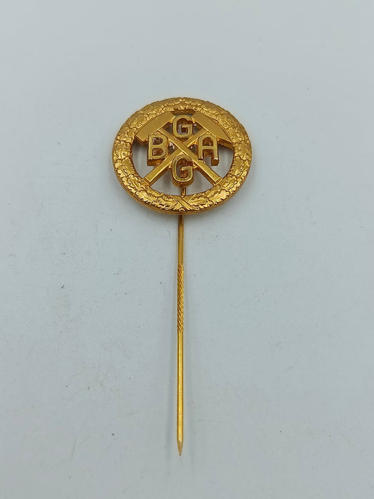 Goldfarbene BGAG Anstecknadel mit gehämmertem Rand