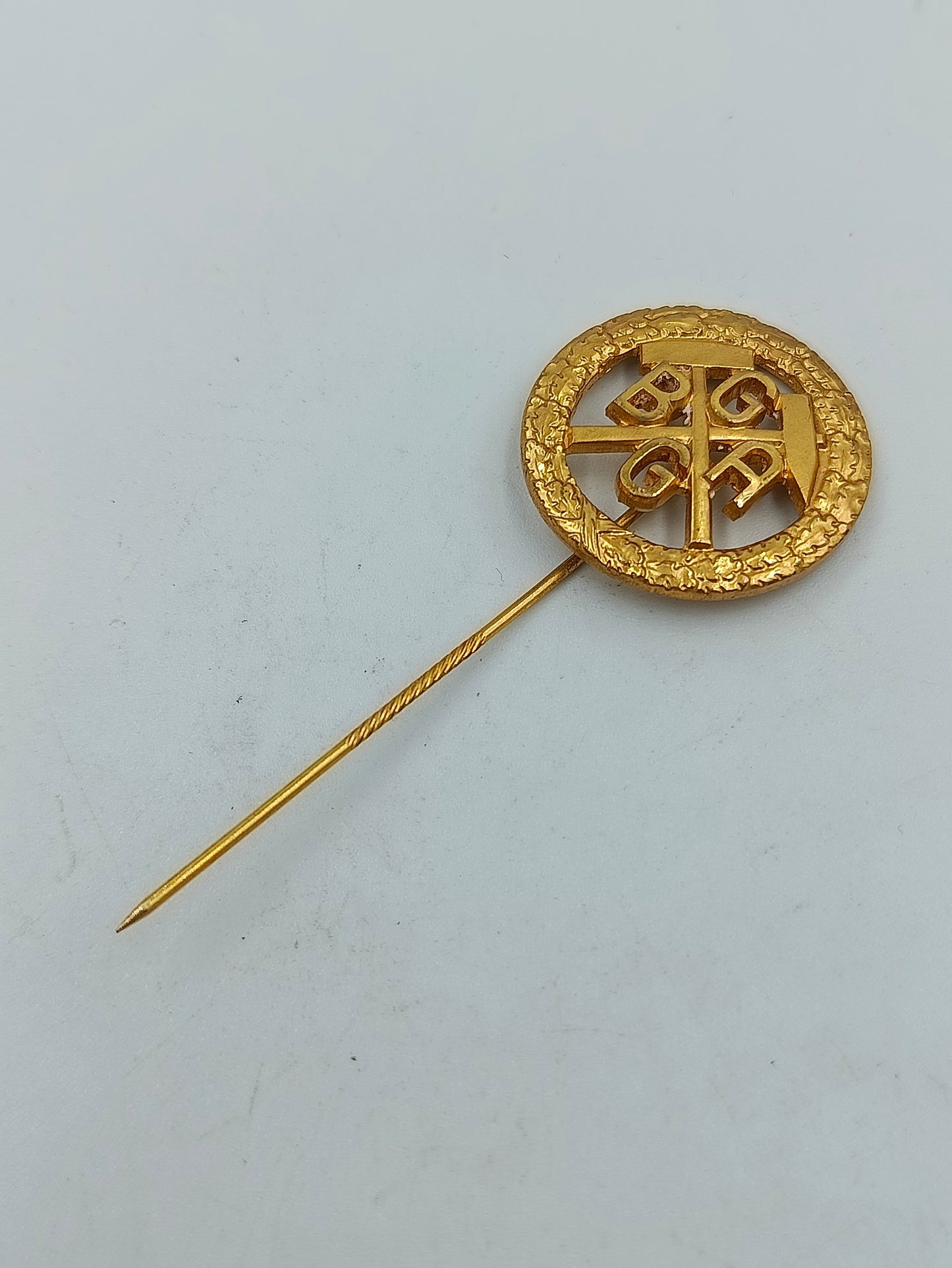 Goldfarbene BGAG Anstecknadel mit gehämmertem Rand