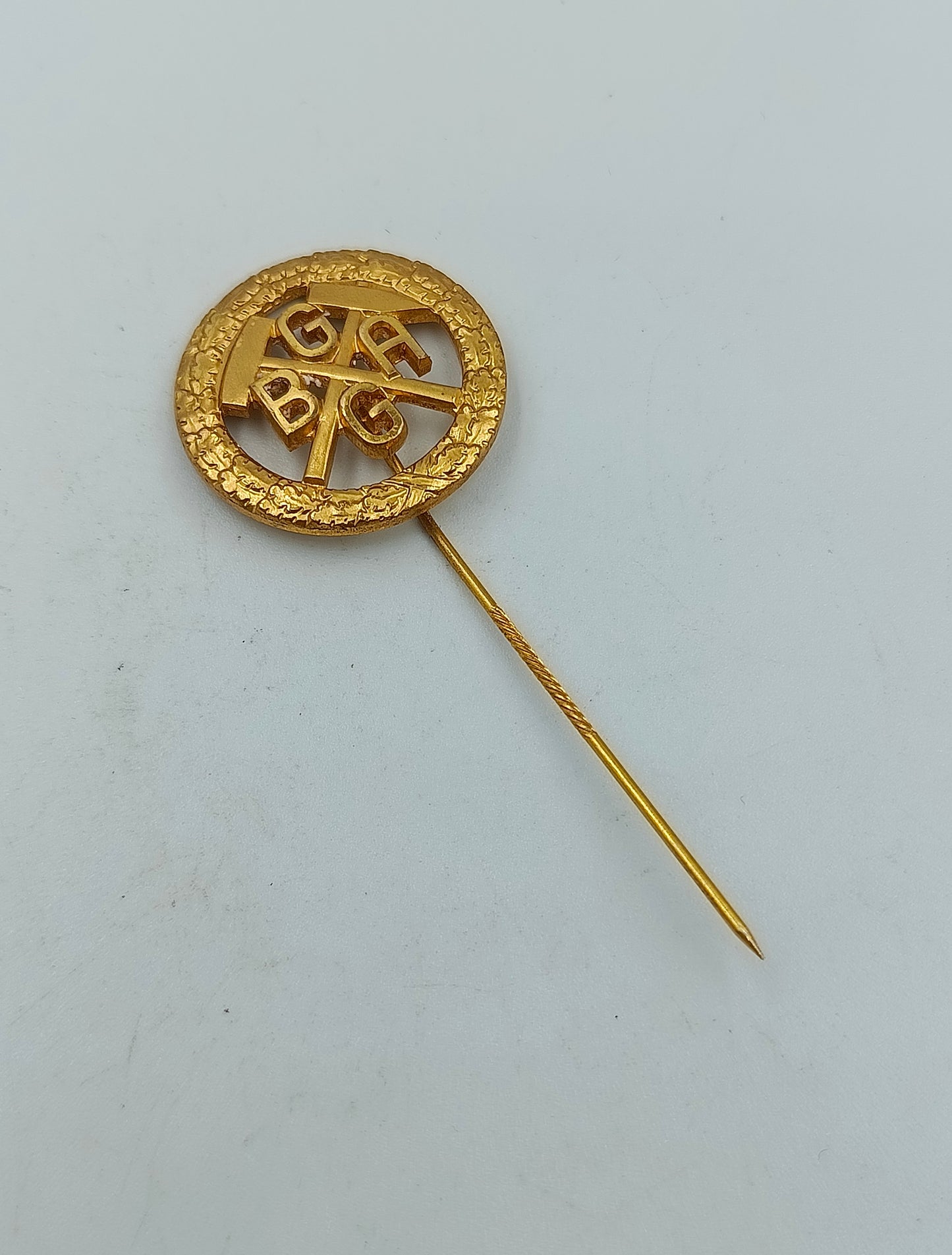 Goldfarbene BGAG Anstecknadel mit gehämmertem Rand