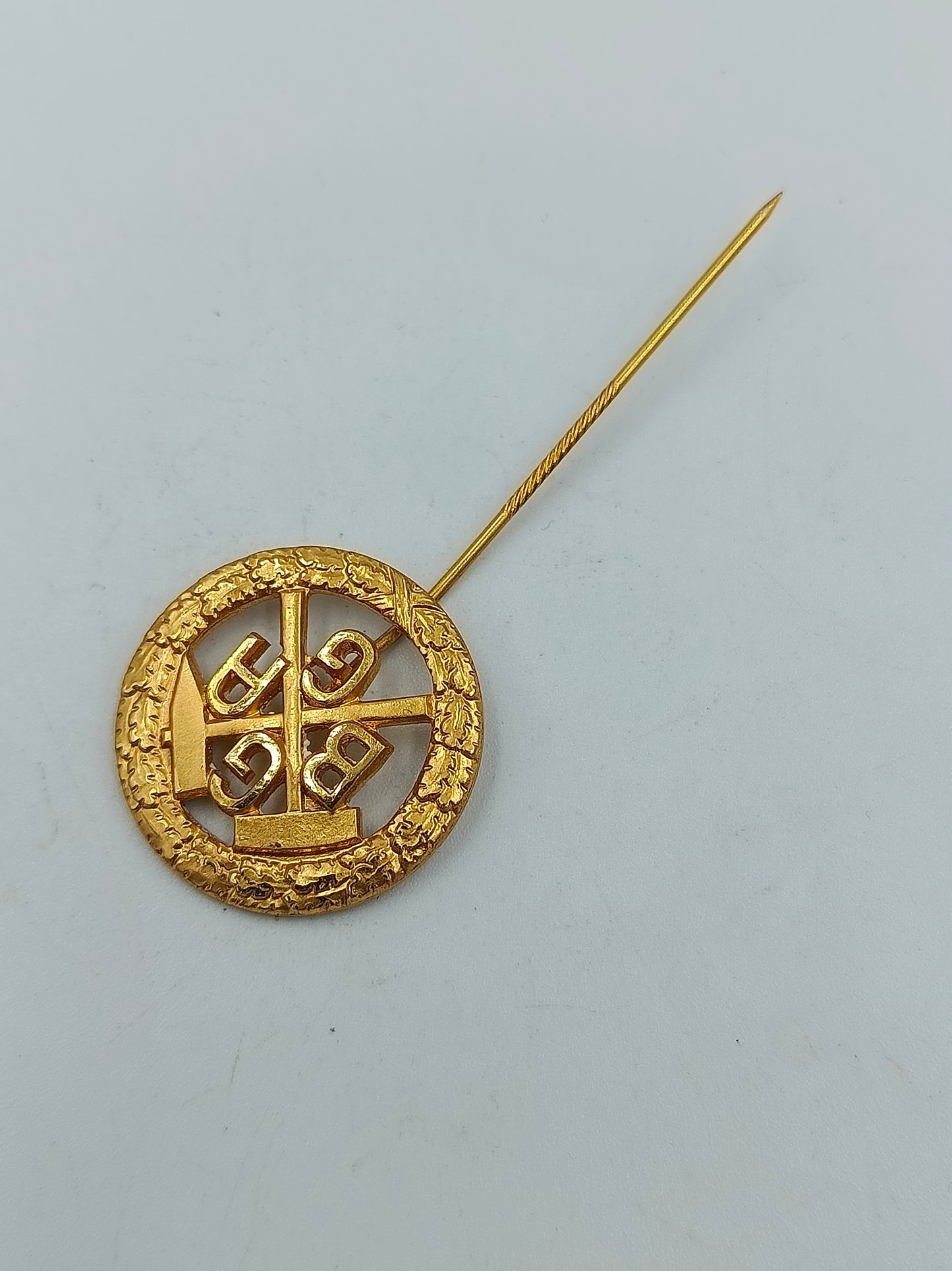 Goldfarbene BGAG Anstecknadel mit gehämmertem Rand