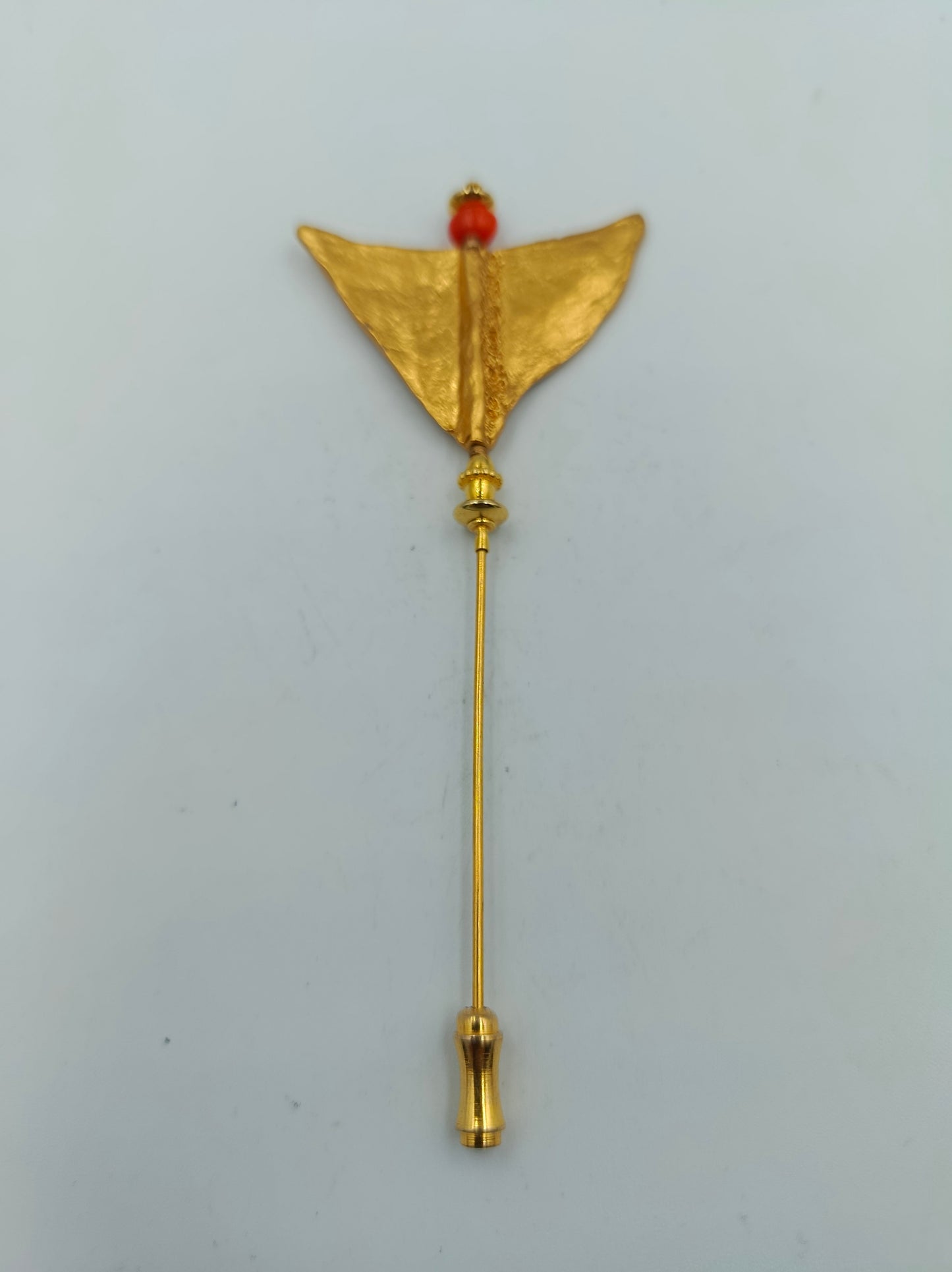 Vergoldete Anstecknadel mit roter Perle Vintage Design