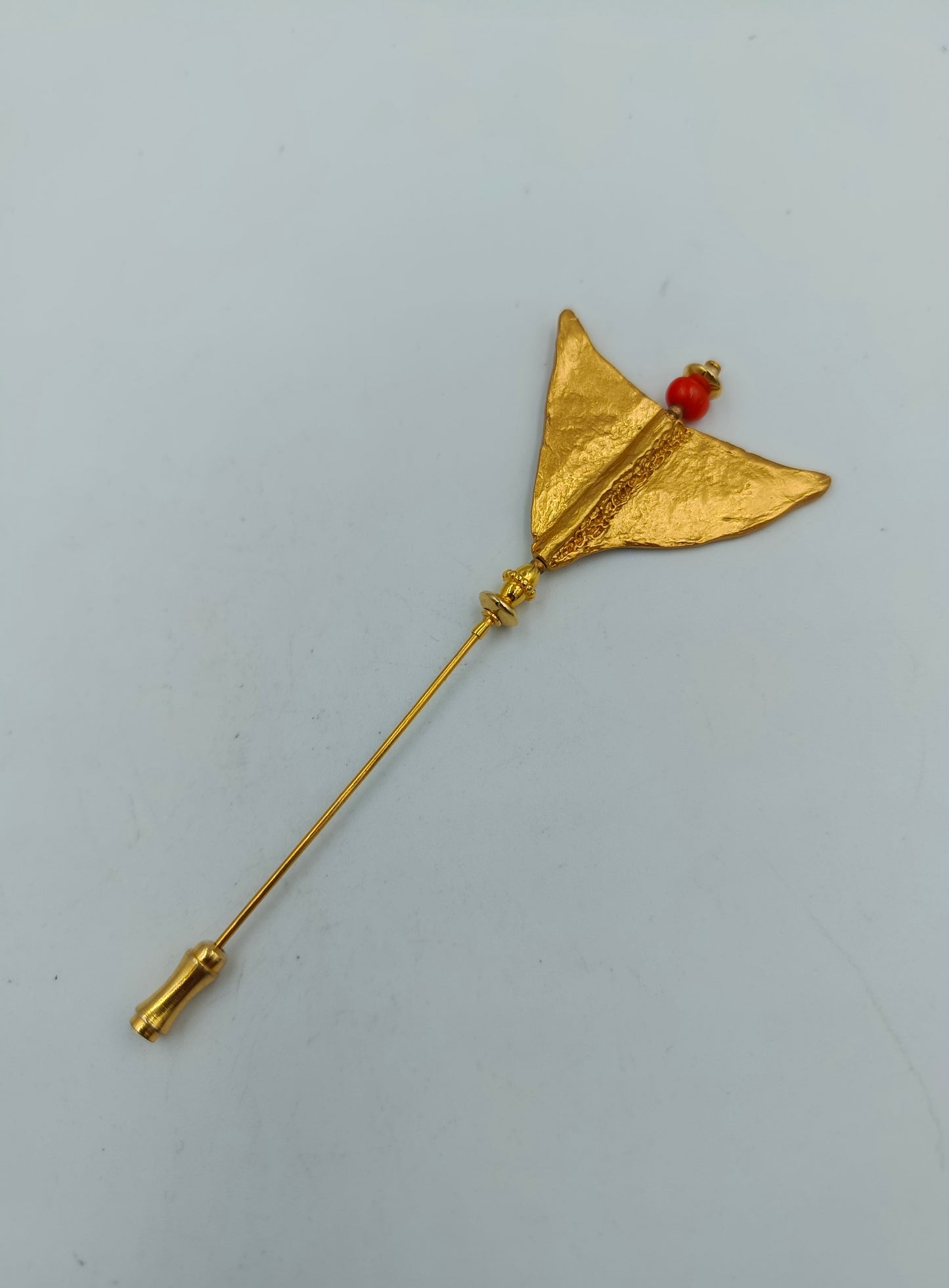 Vergoldete Anstecknadel mit roter Perle Vintage Design