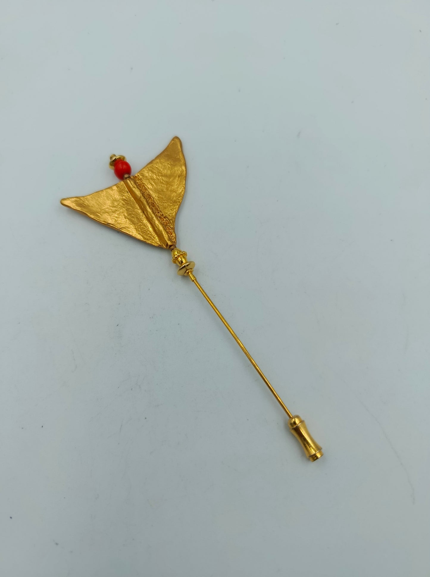 Vergoldete Anstecknadel mit roter Perle Vintage Design