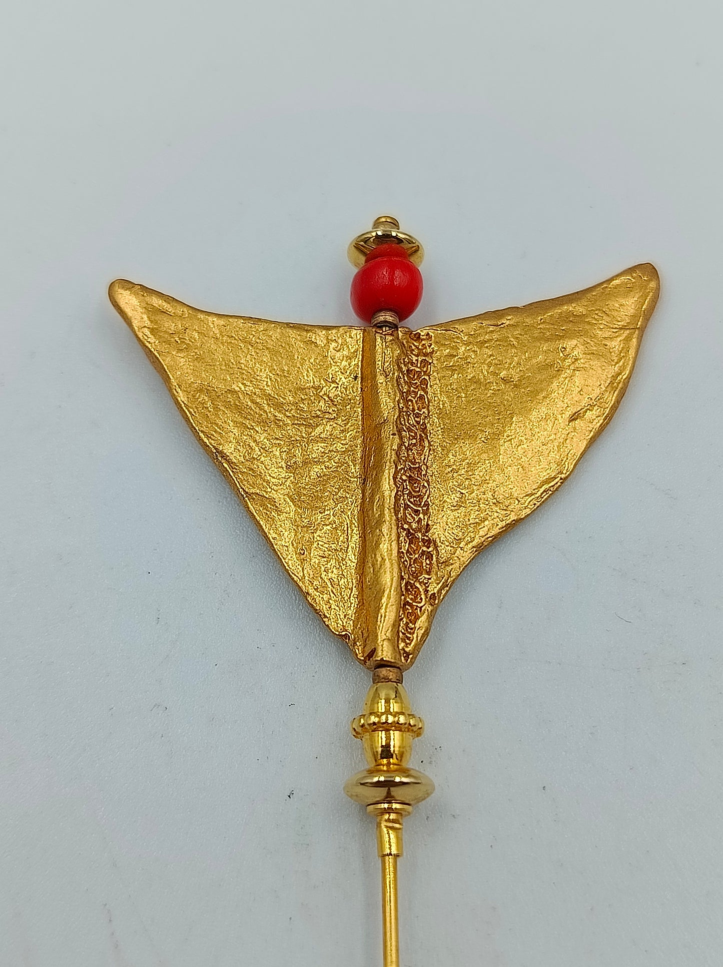Vergoldete Anstecknadel mit roter Perle Vintage Design