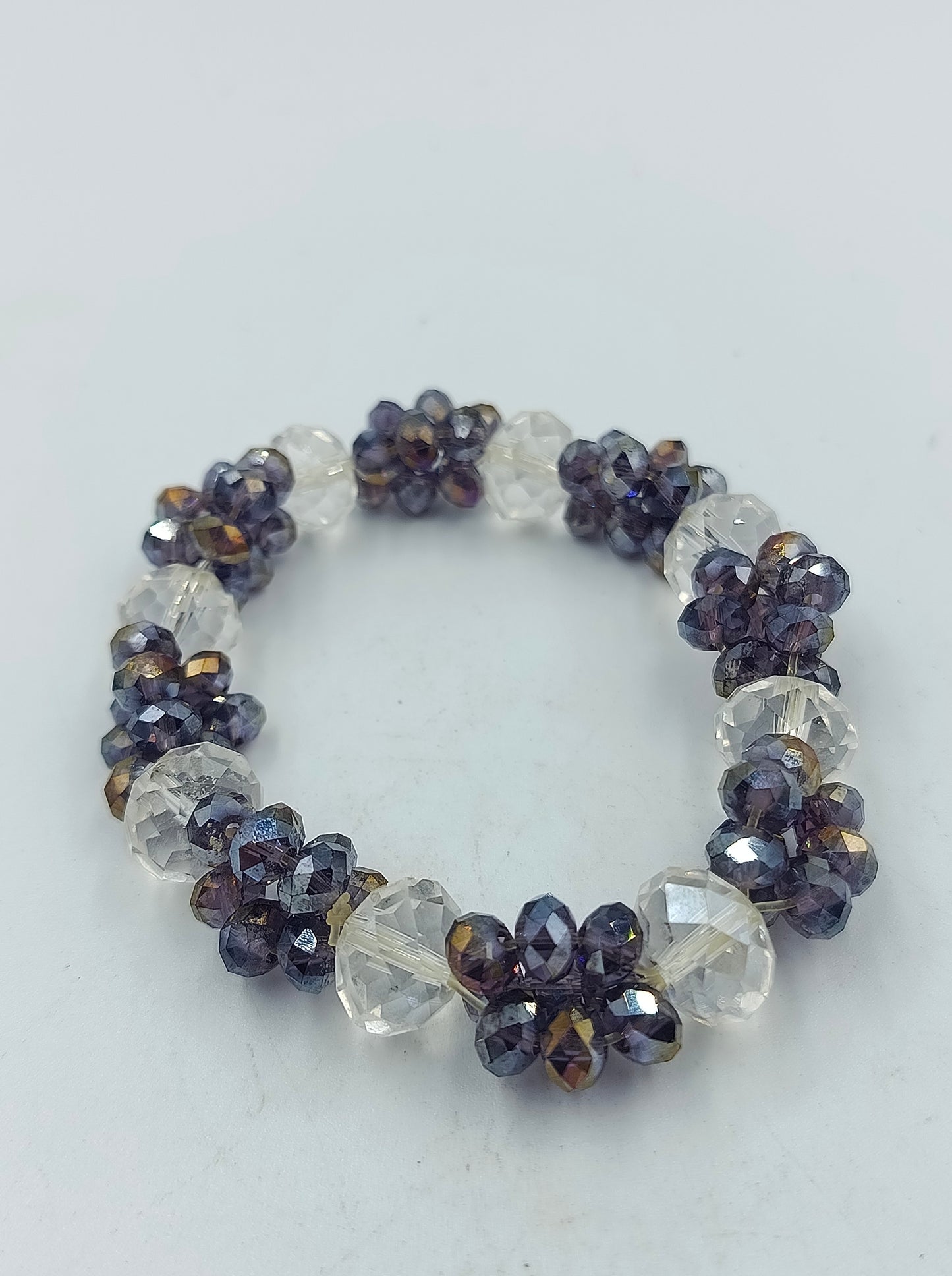 Elastisches Armband mit facettierten Glasperlen in Blau und Kristallklar