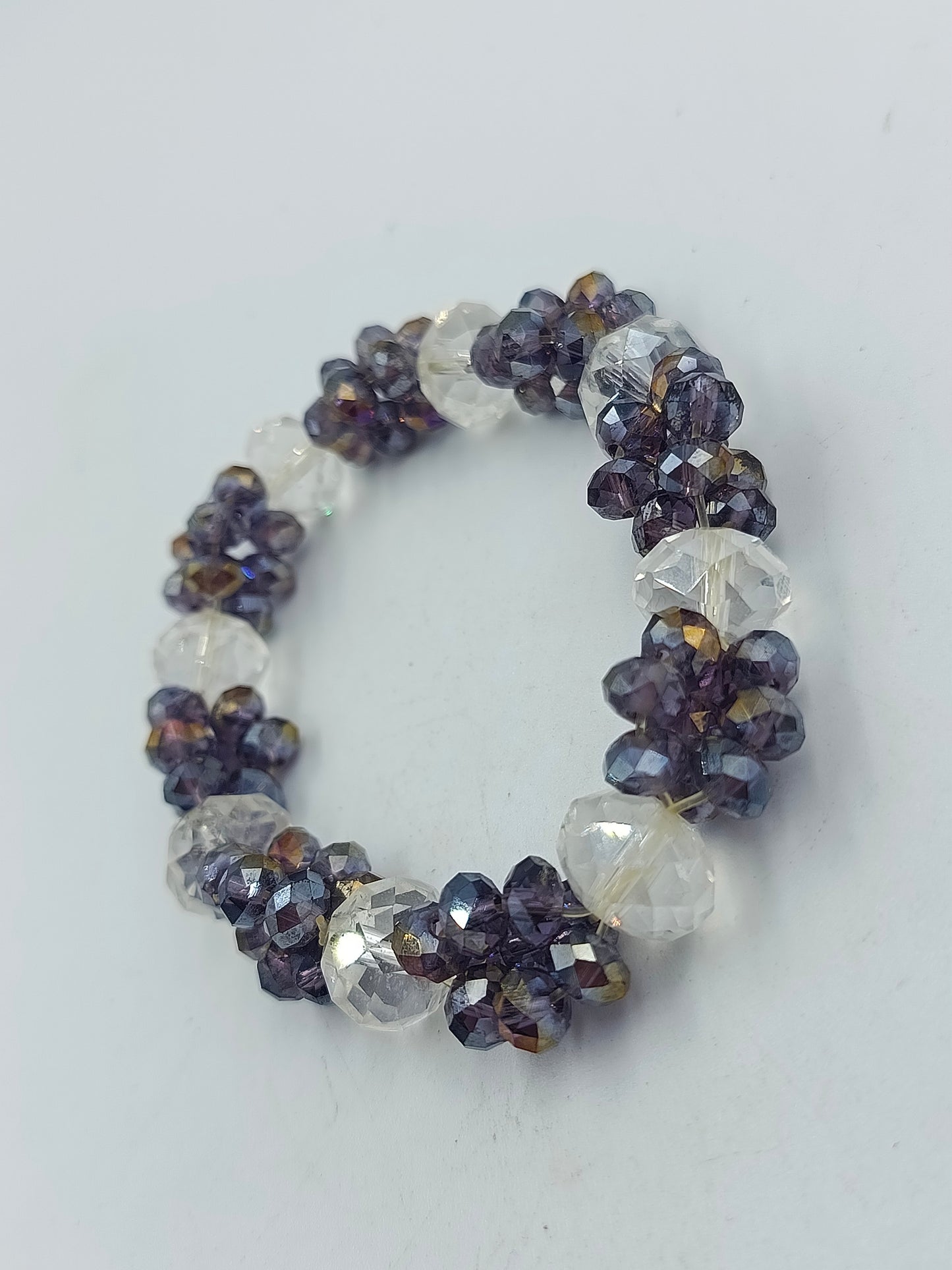 Elastisches Armband mit facettierten Glasperlen in Blau und Kristallklar