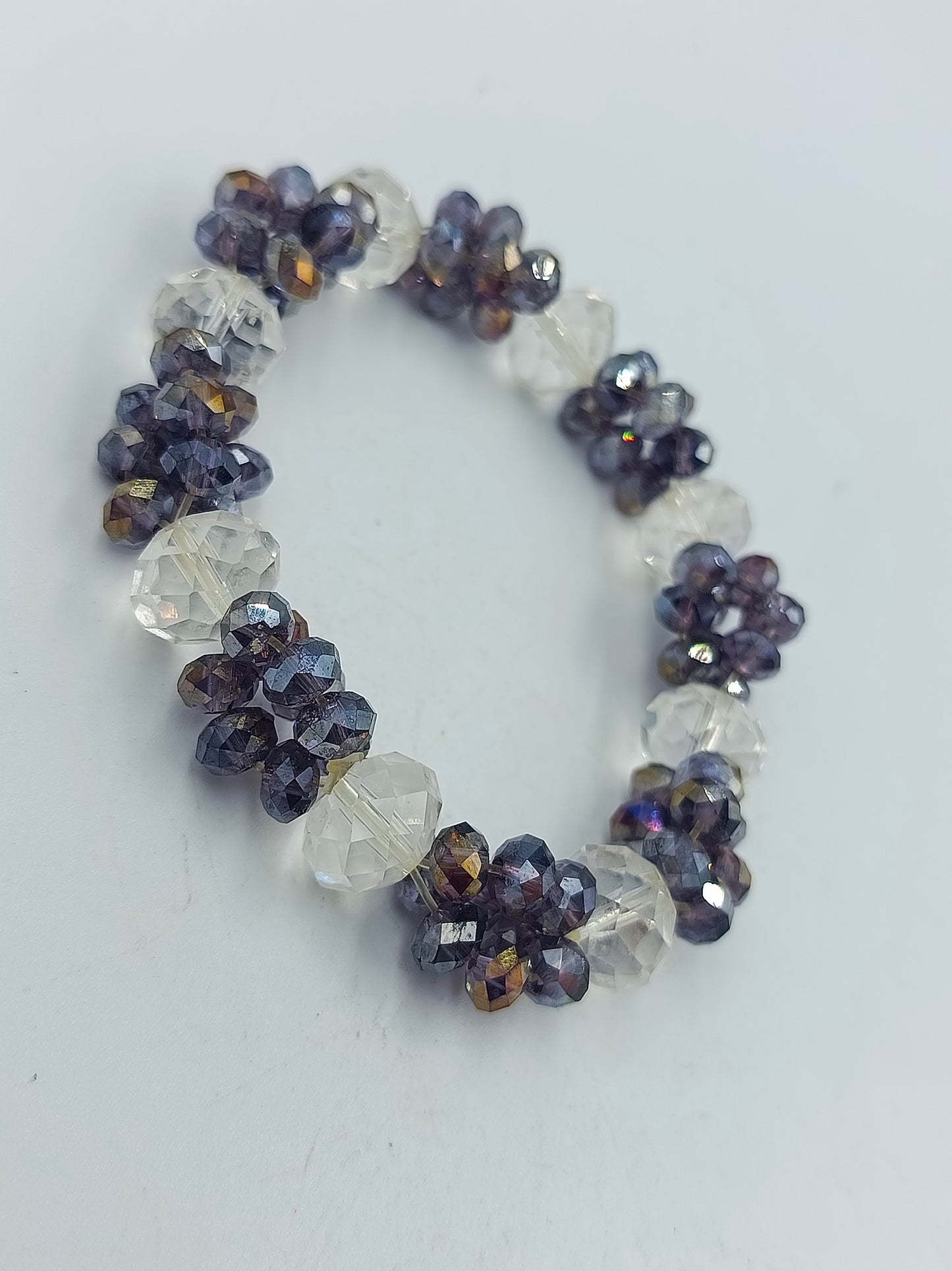 Elastisches Armband mit facettierten Glasperlen in Blau und Kristallklar