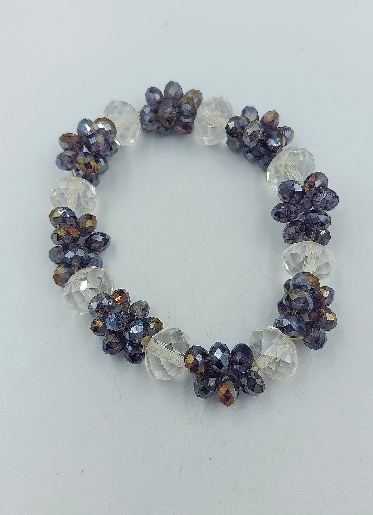 Elastisches Armband mit facettierten Glasperlen in Blau und Kristallklar